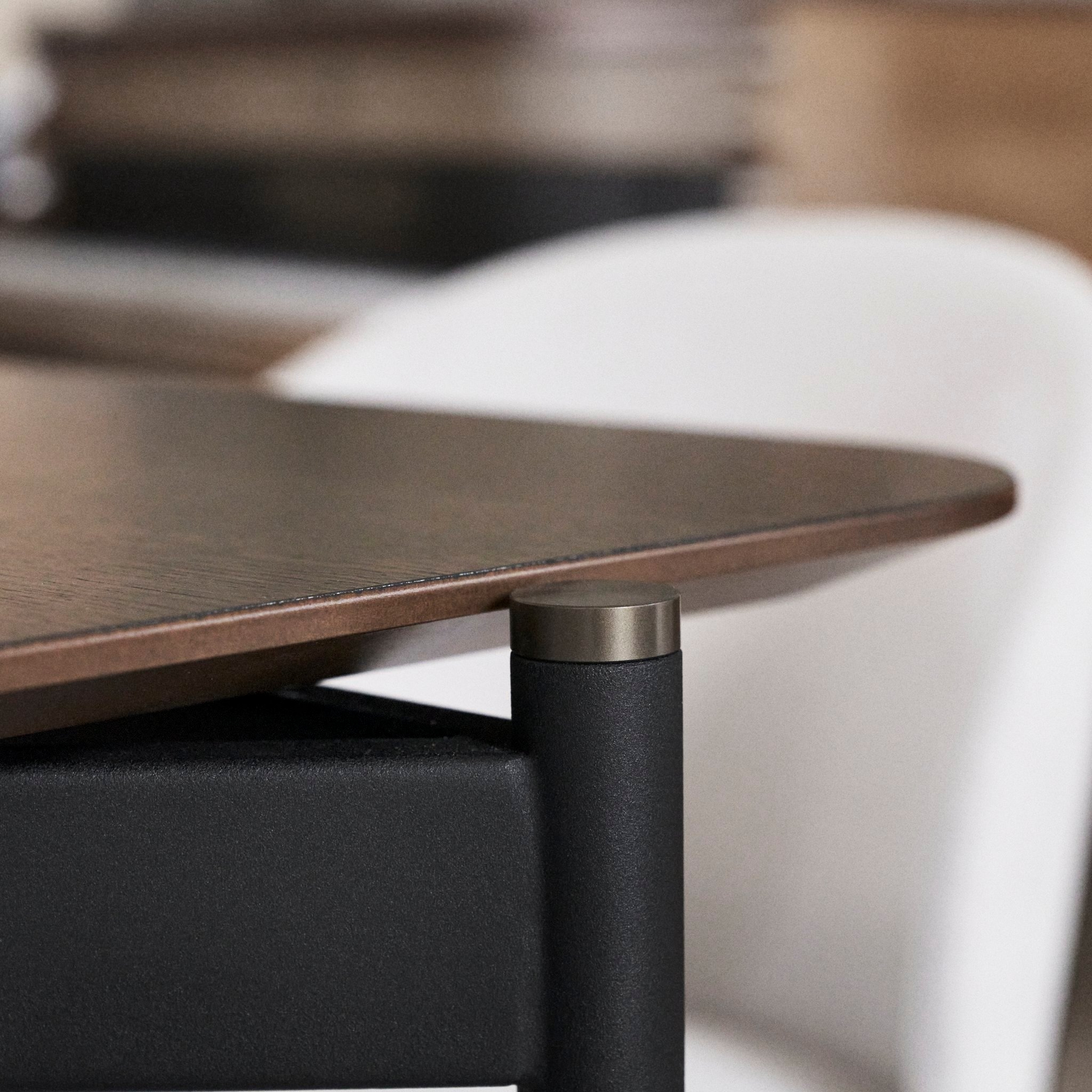 Augusta 桌子，含深色橡木贴面延展桌面