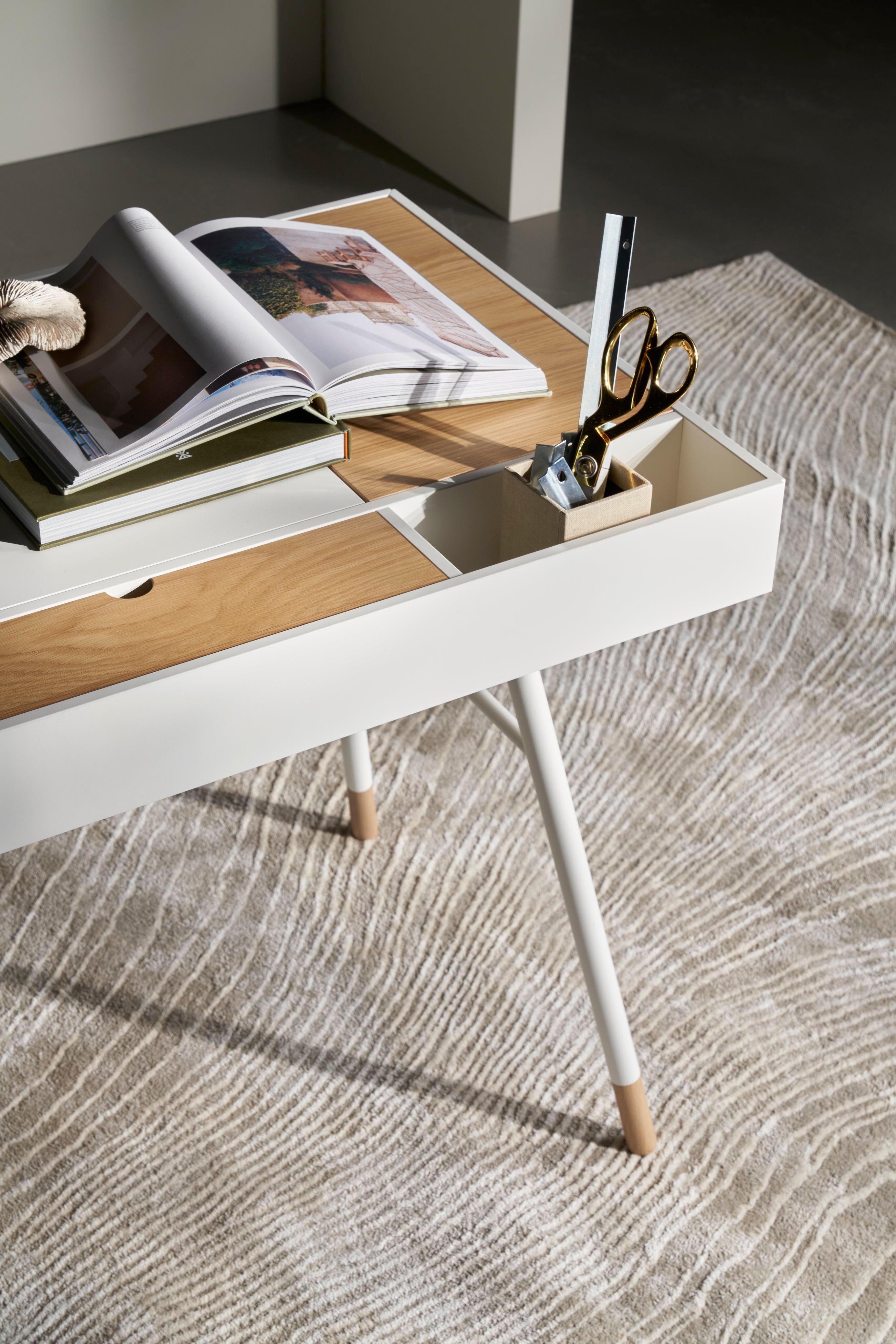 Moderne hjemmekontor indrettet med Asti skrivebord og Adelaide kontorstol.