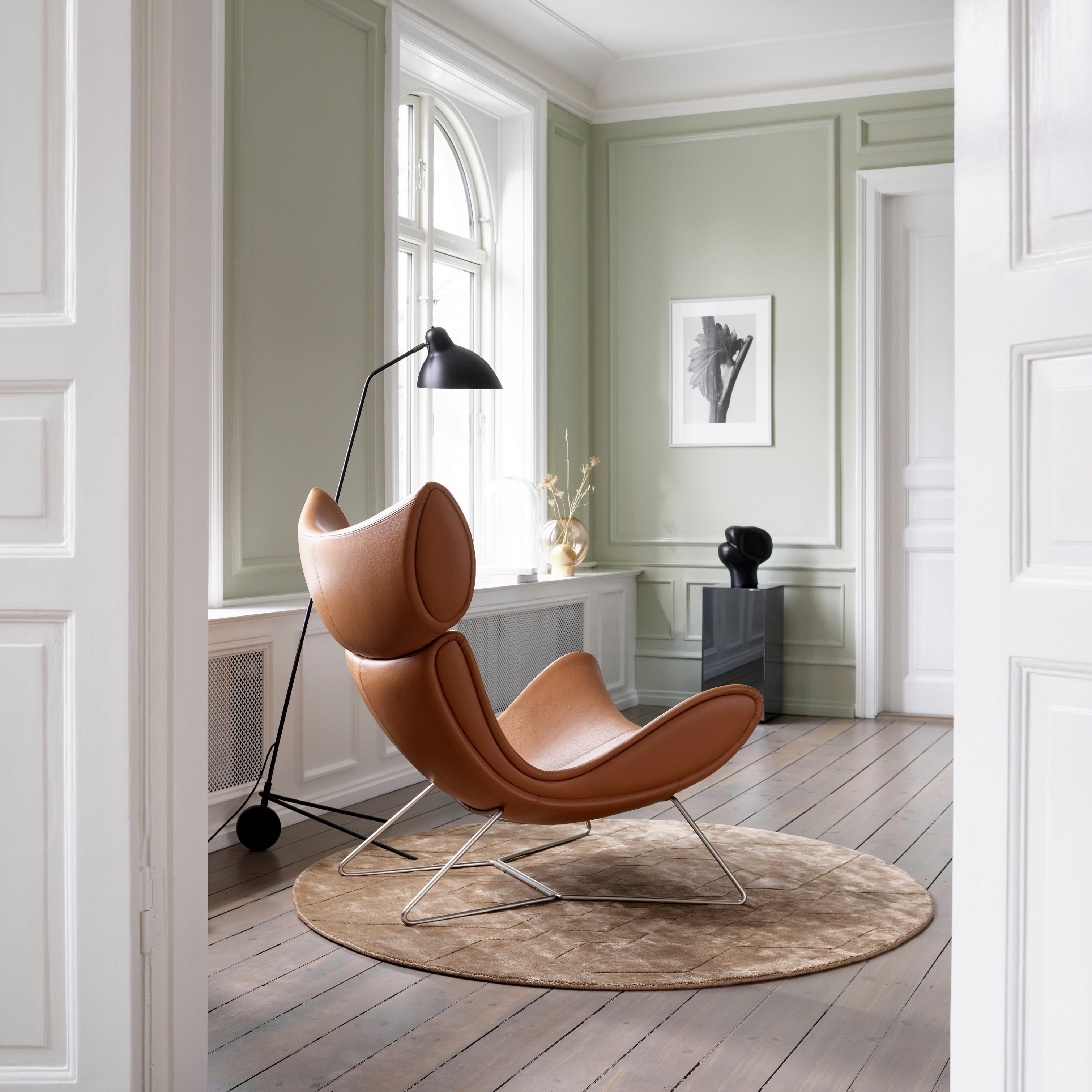 Imola 椅子採用駝色 Estoril 皮革，具有旋轉功能