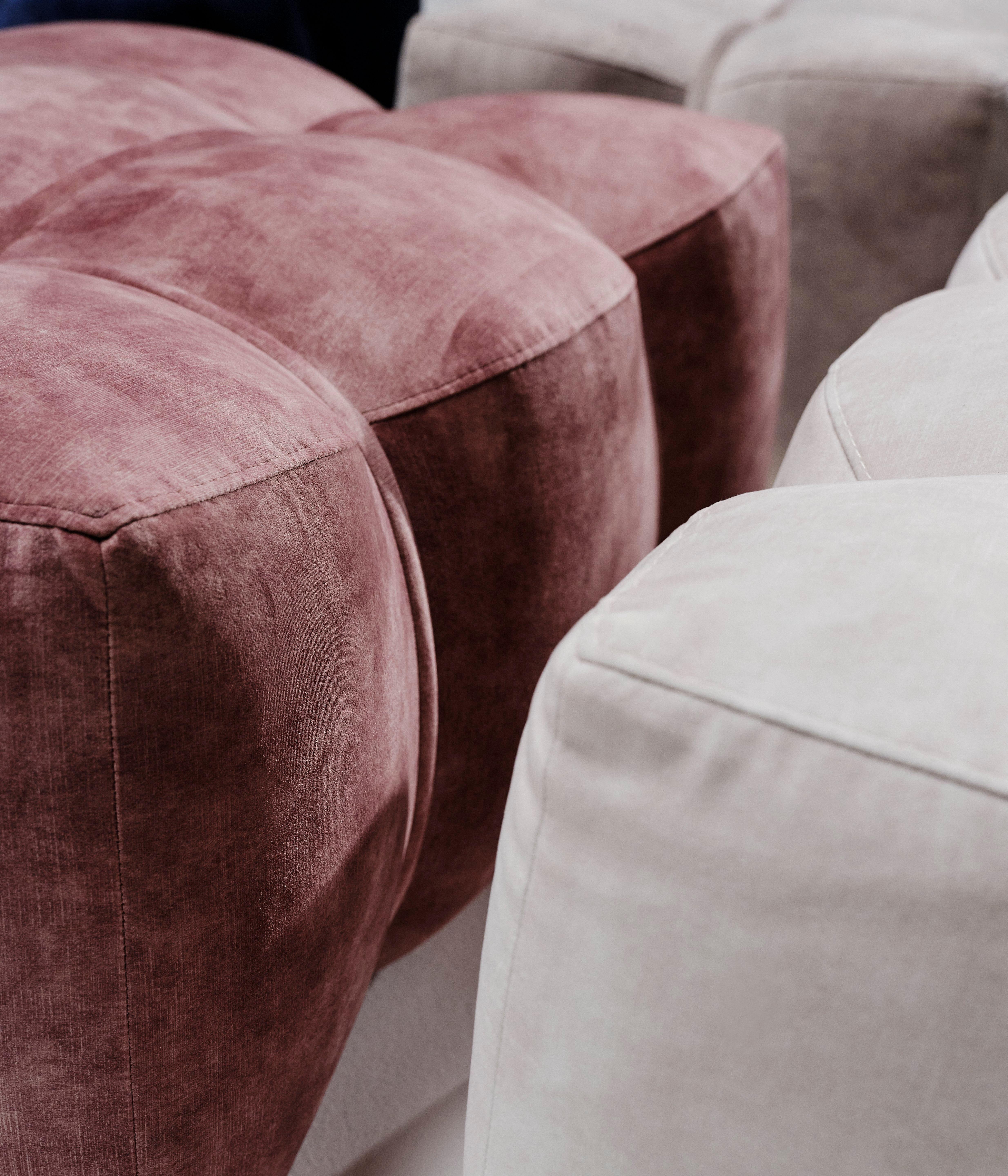 Közeli felvétel antik rózsaszín, fehér és bézs Ravello huzatú Nawabari puffokról.