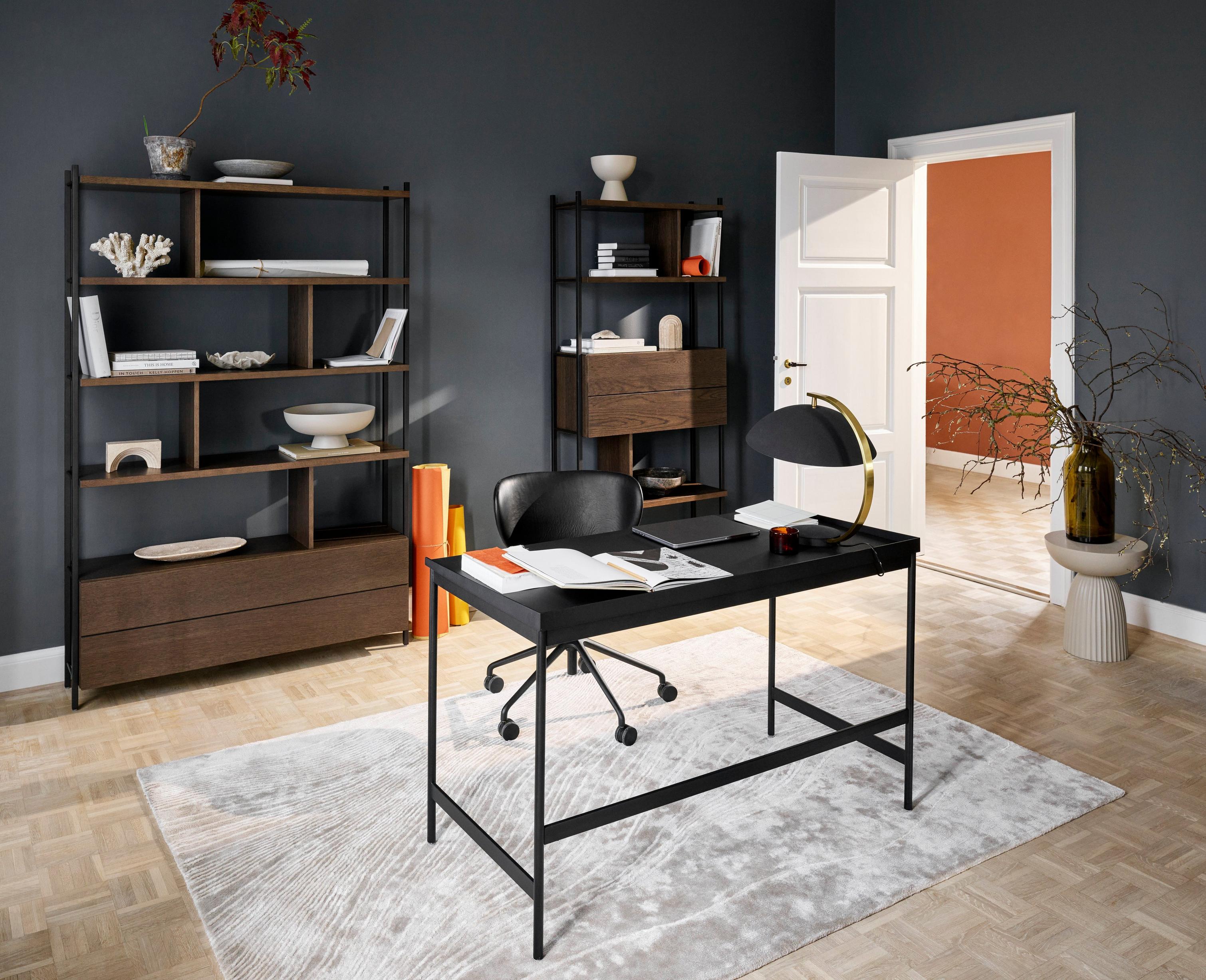 Elegantes Home Office mit Asti Schreibtisch und Calgary Aufbewahrungsmodul mit Schublade in dunklem Eichen-Furnier