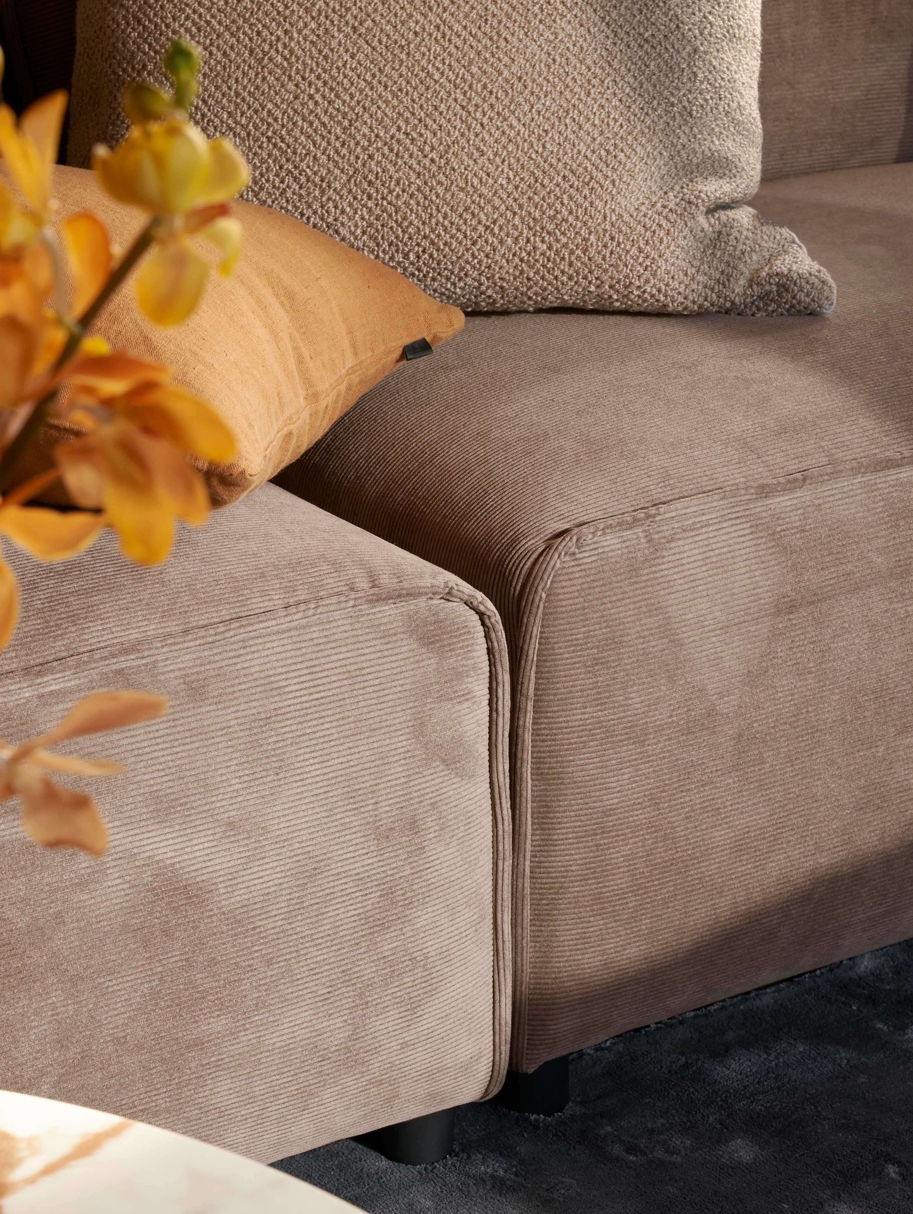 Carmo sofa med overdimensjonerte seter for komfortabelt sitteområde.