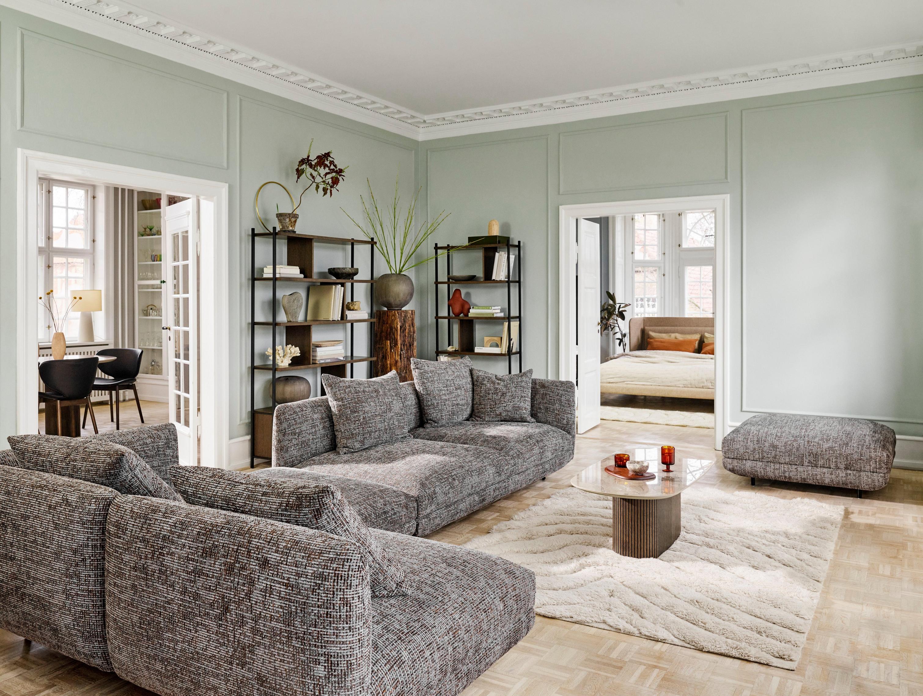 採用 Salamanca 沙發和 Salamanca 沙發凳的明亮房間。