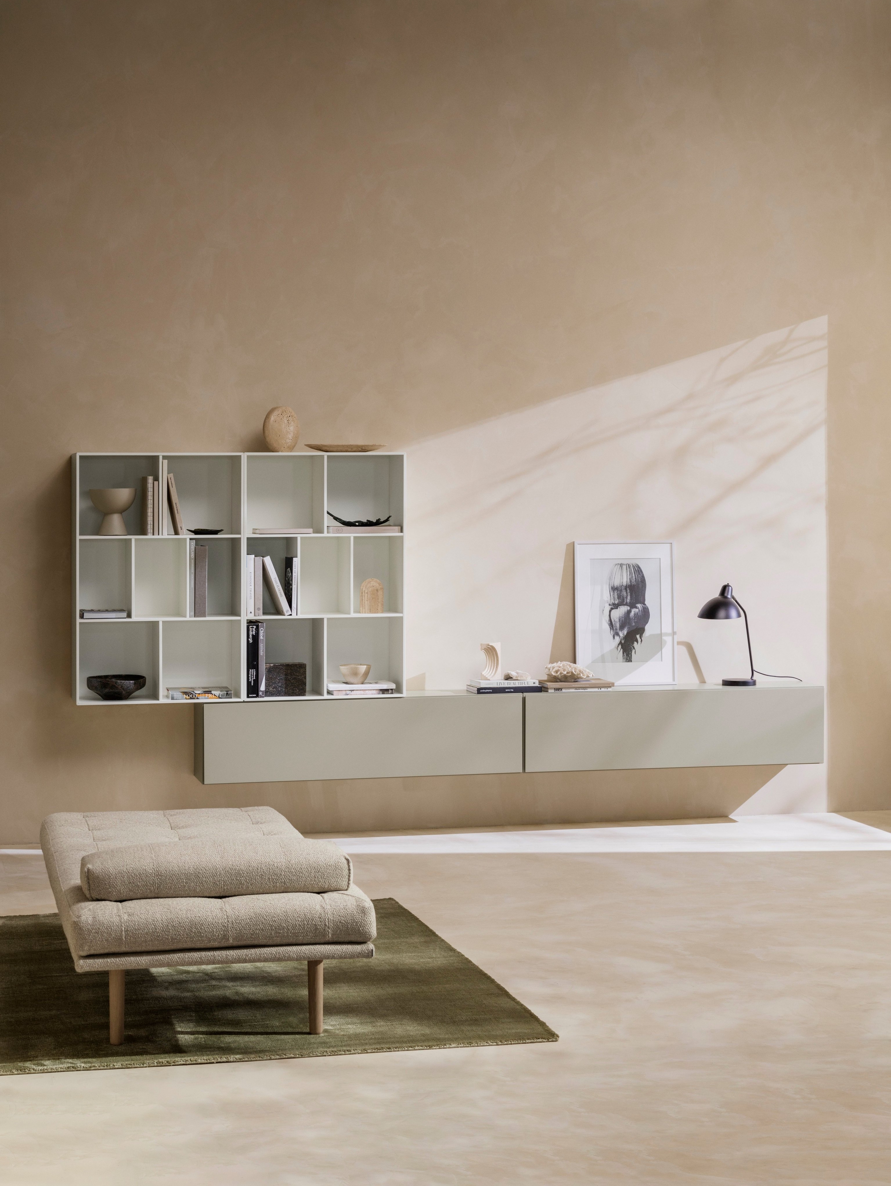 Uma sala de estar de estilo Japandi com a chaiselongue Fusion e os sistemas de arrumação Lugano e Como.