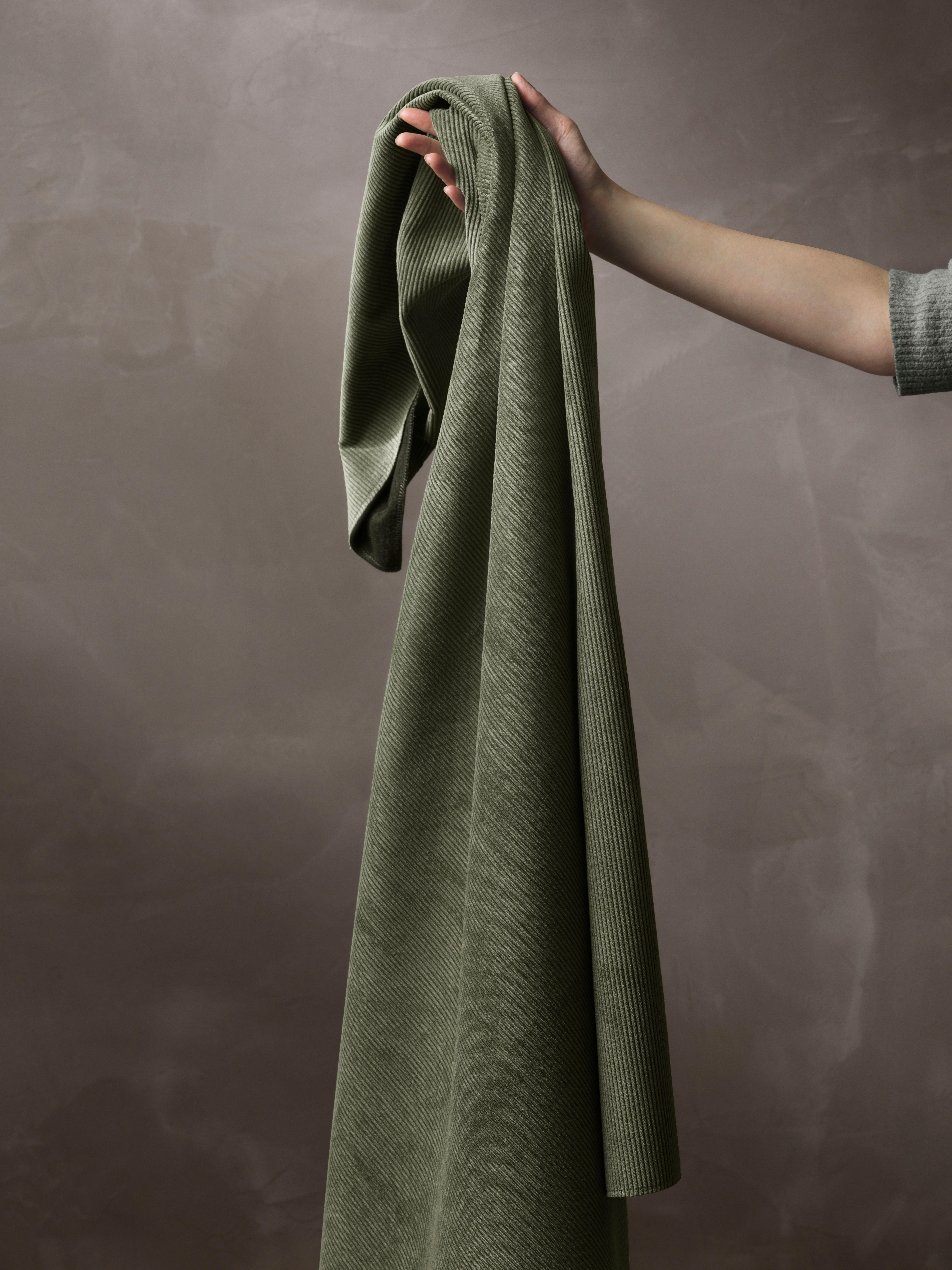 Femmes tenant un grand morceau de tissu Skagen vert BoConcept