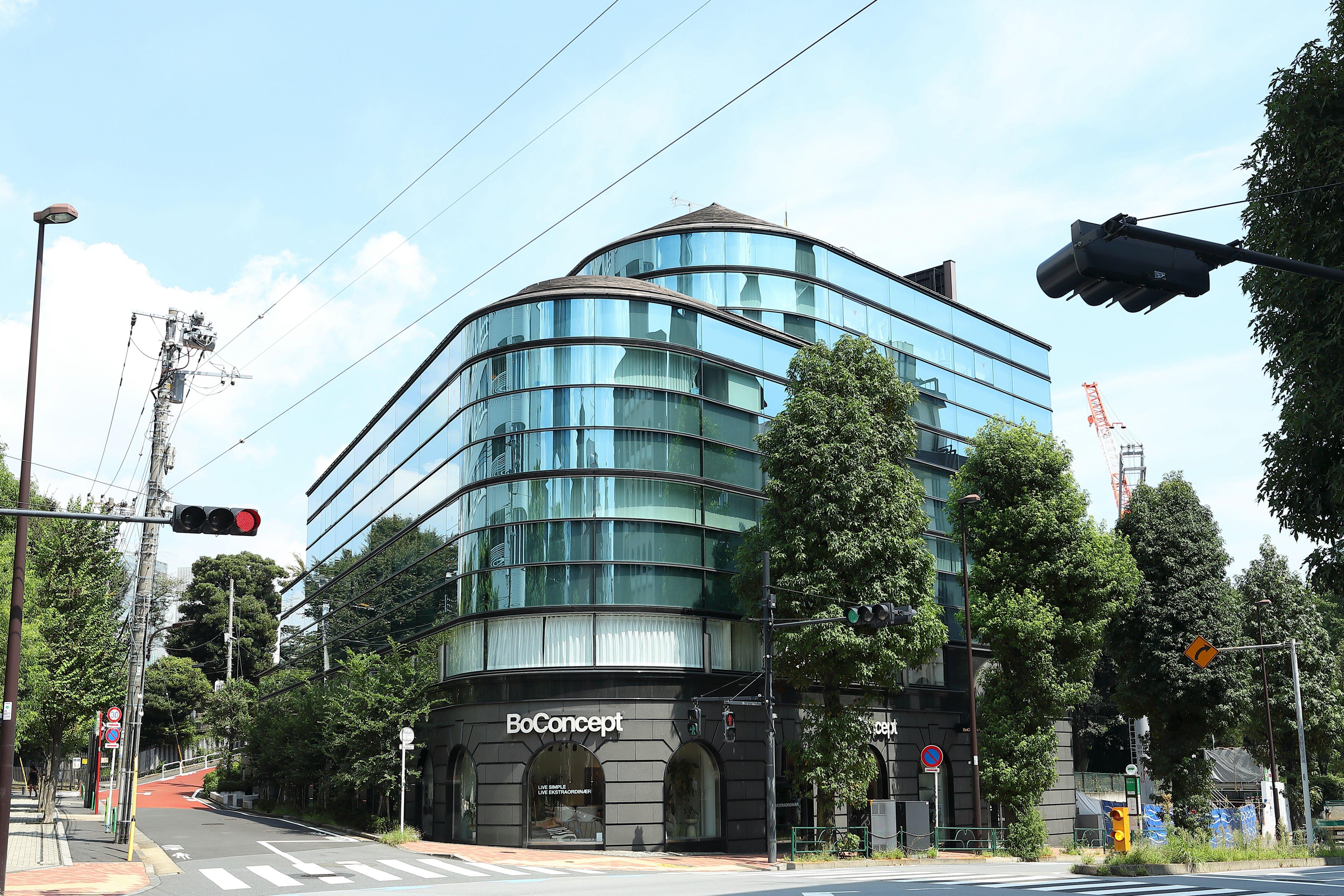 BoConceptのロゴがあるガラス張りの建物外観。