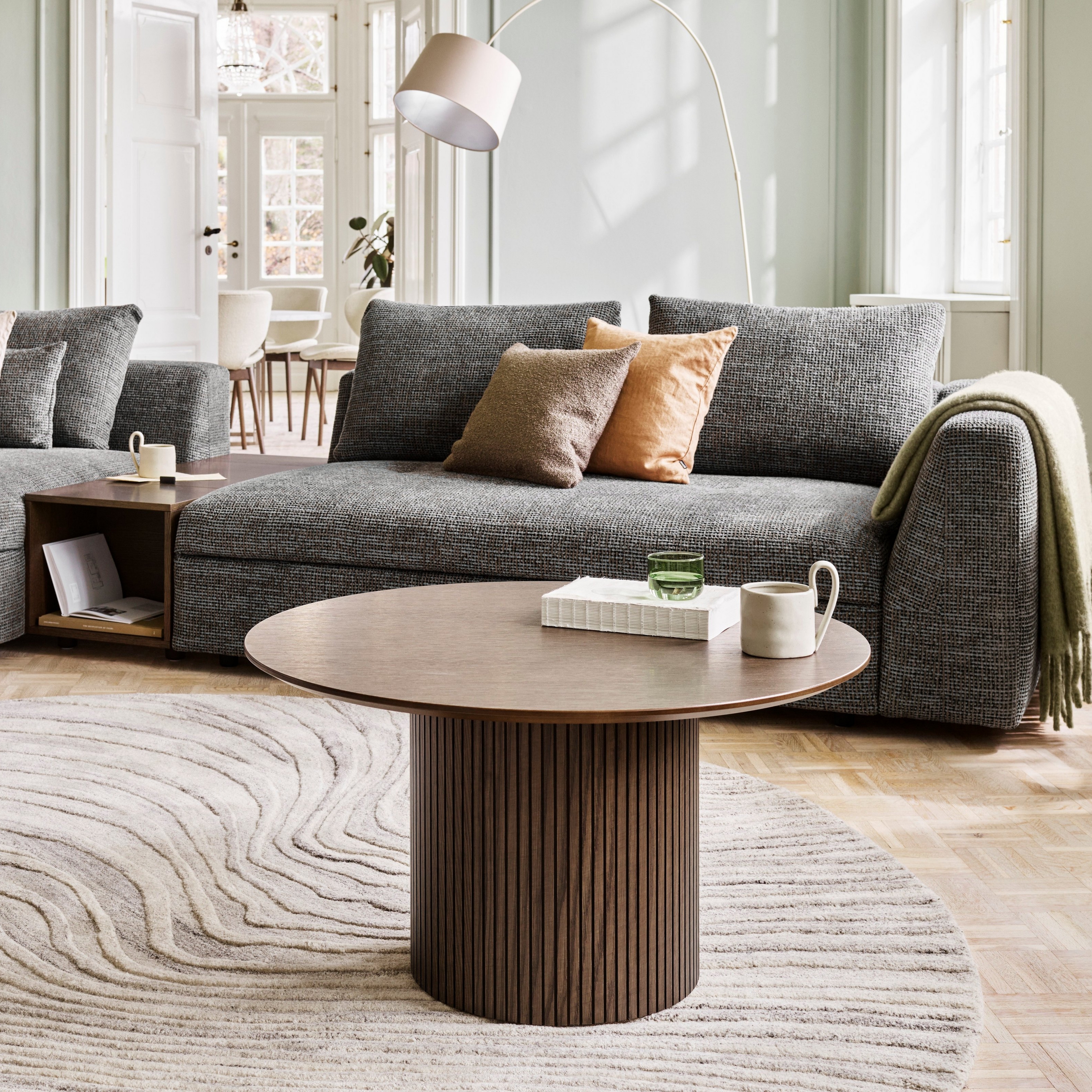 採用 Bergamo 沙發和 Santiago 咖啡桌的溫馨起居空間