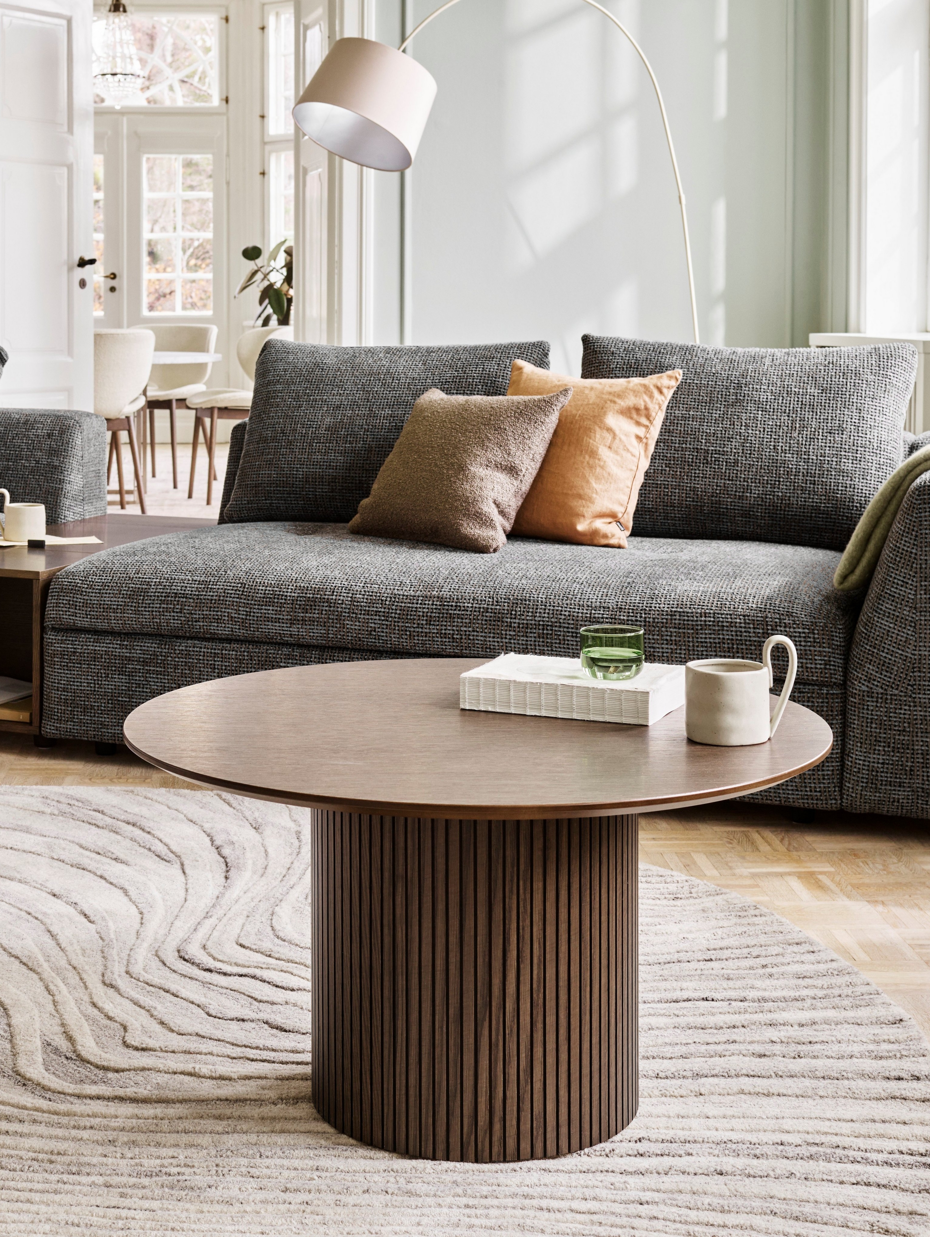 採用 Bergamo 沙發和 Santiago 咖啡桌的溫馨起居空間。