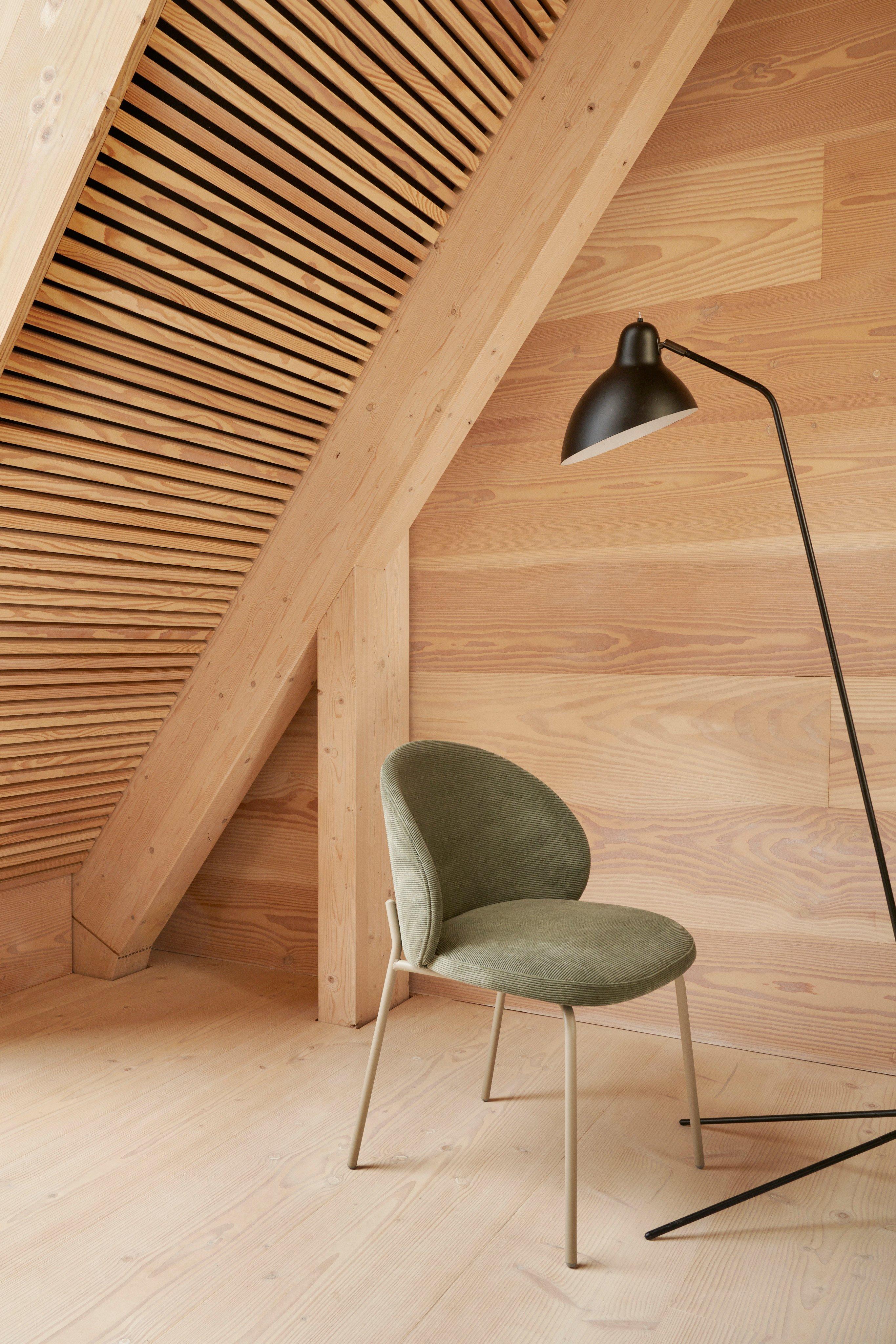 グリーンのBresso ファブリックを使ったPrinceton チェアと、Demand ランプを配置した一角