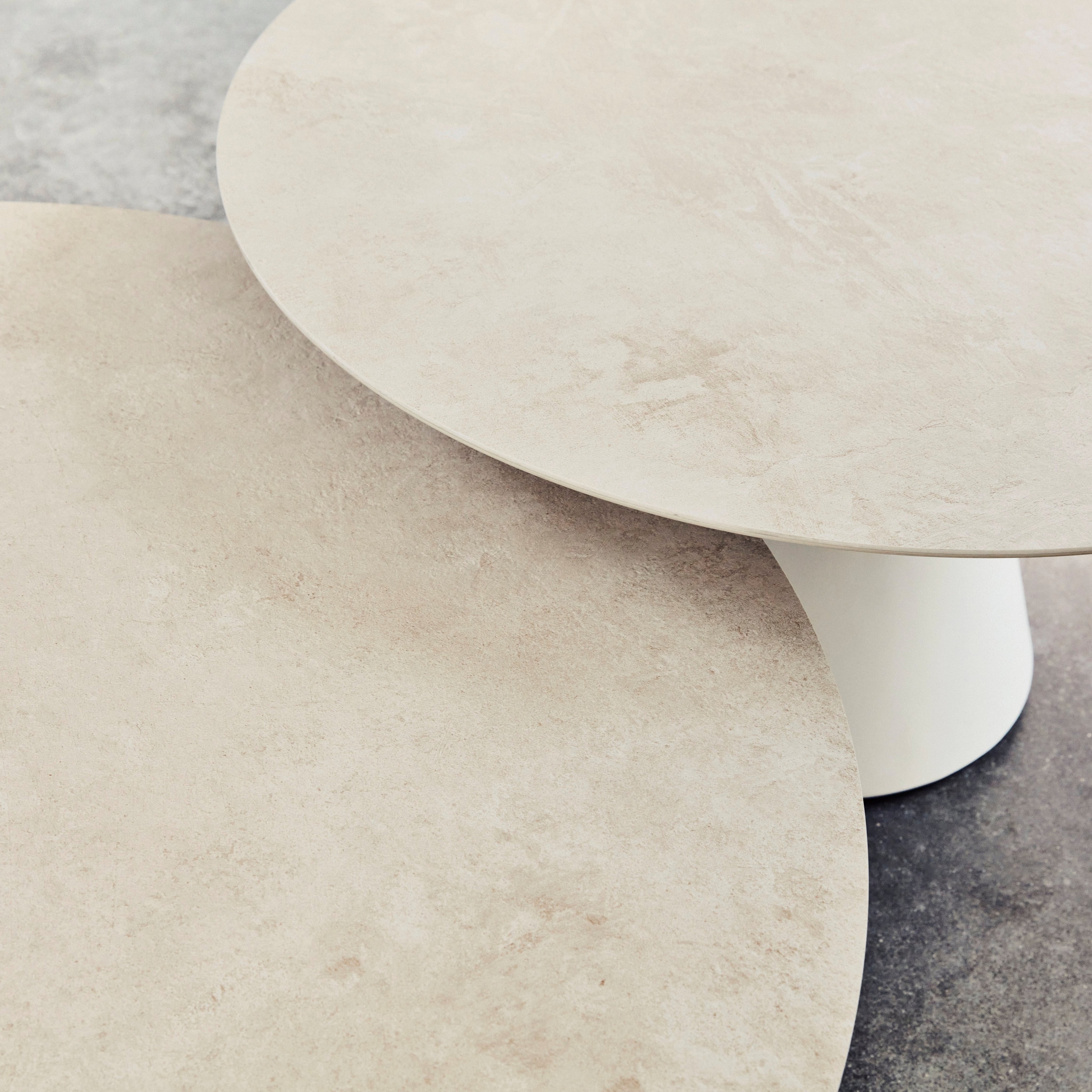 Alicante dining table with supplementary tabletop with ash ceramic