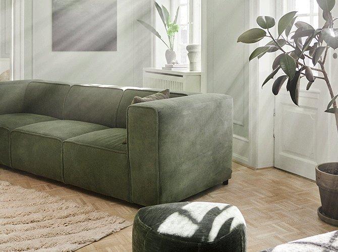 Модульный диван Carmo с обивкой из зеленой ткани в умиротворяющей гостиной