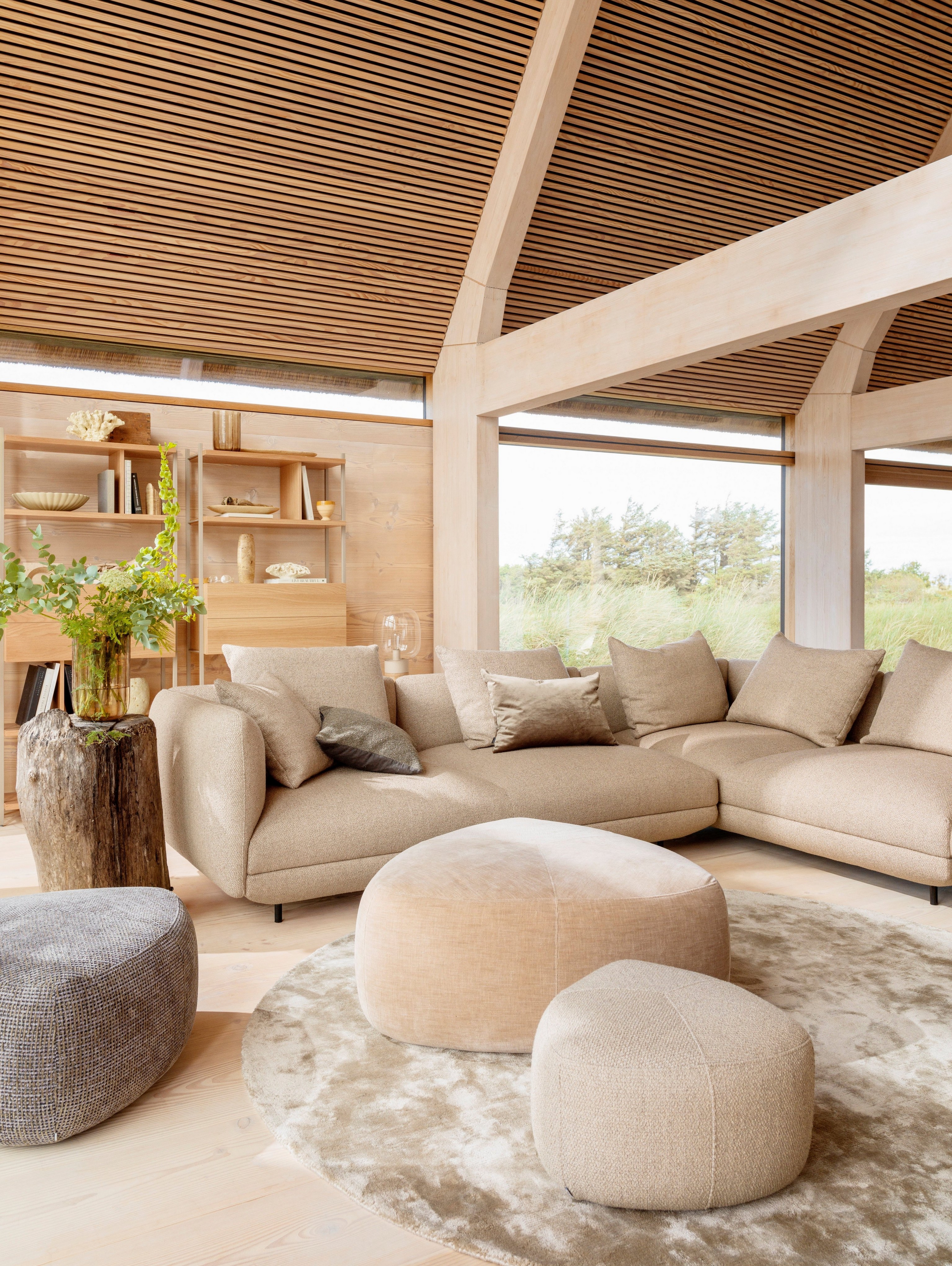 Warmer, gemütlicher Wohnraum mit dem Salamanca Sofa, bezogen mit braunem Lazio Stoff.