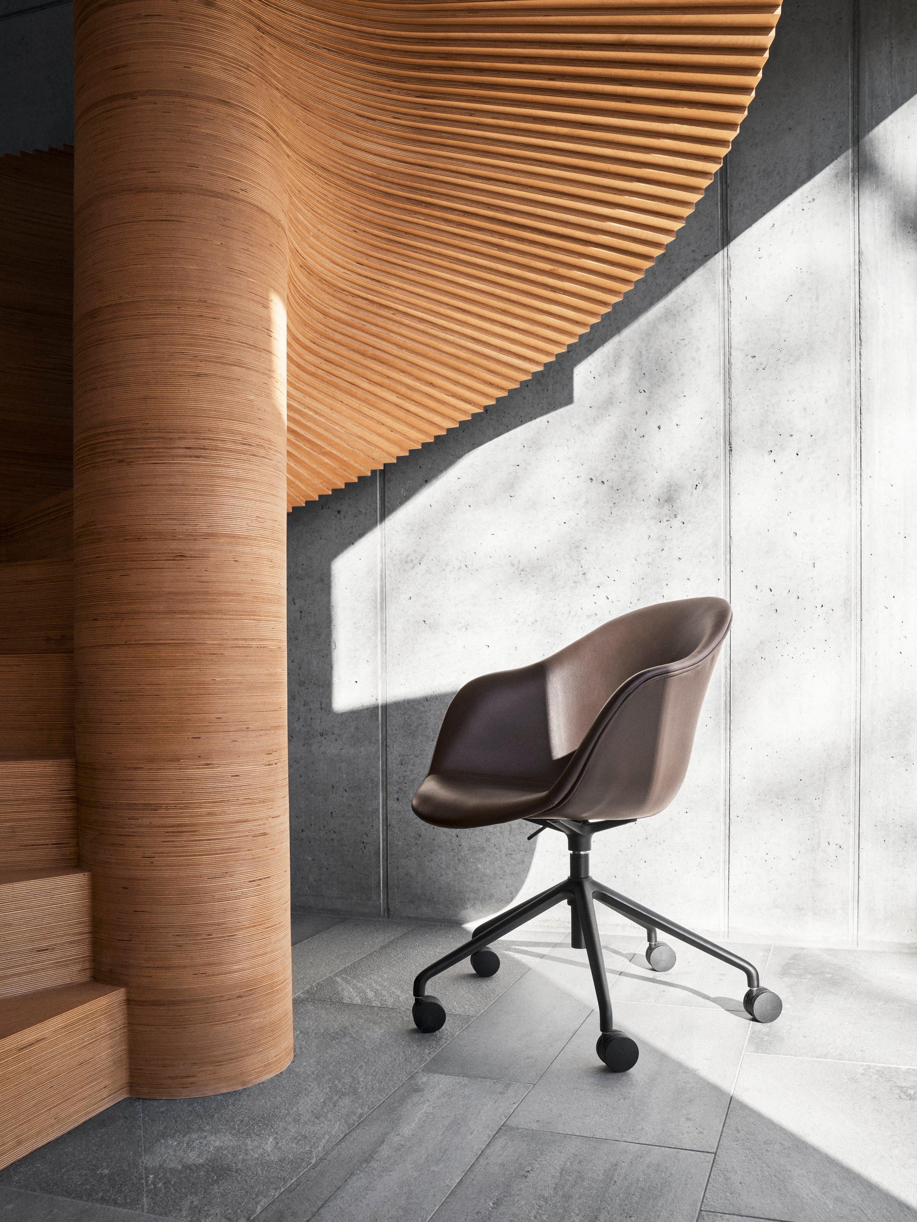 Der Adelaide Schreibtischstuhl neben einer Wendeltreppe.