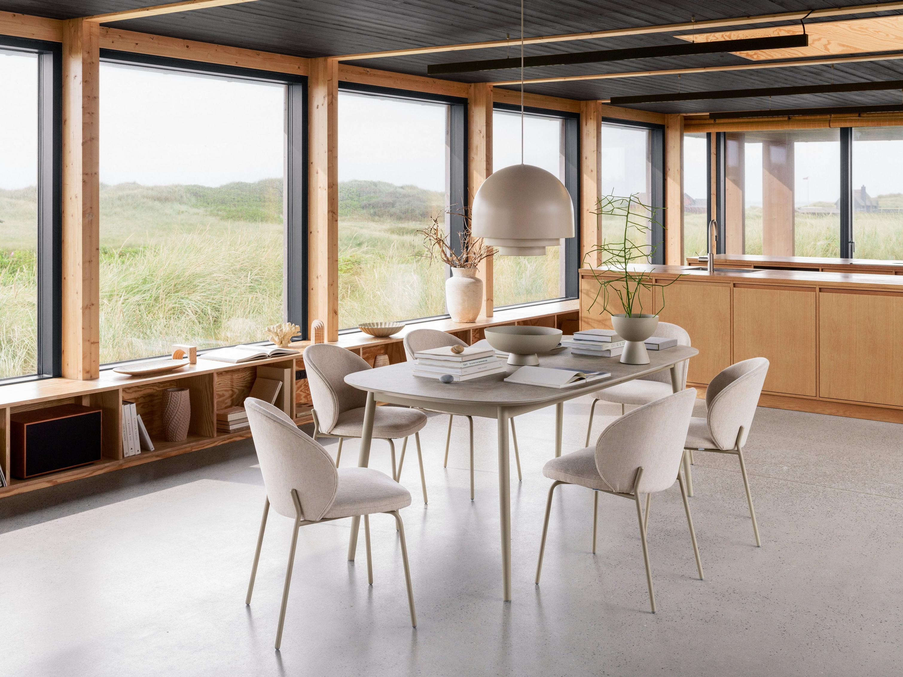 Une salle à manger contemporaine lumineuse avec la table de repas Kingston et les chaises Princeton.