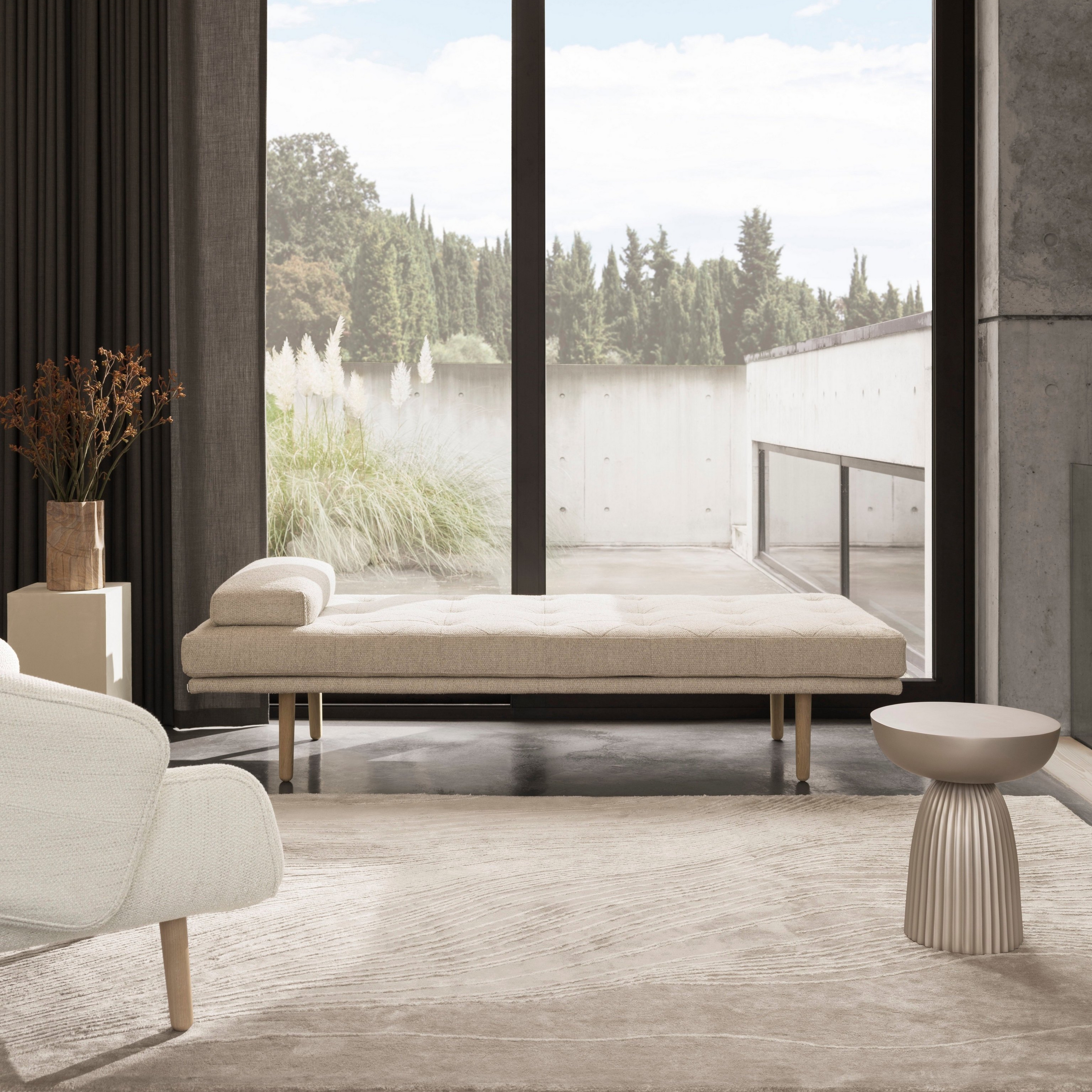 Elegantes Wohnzimmer mit dem Fusion Stuhl aus weißem Lazio Stoff.
