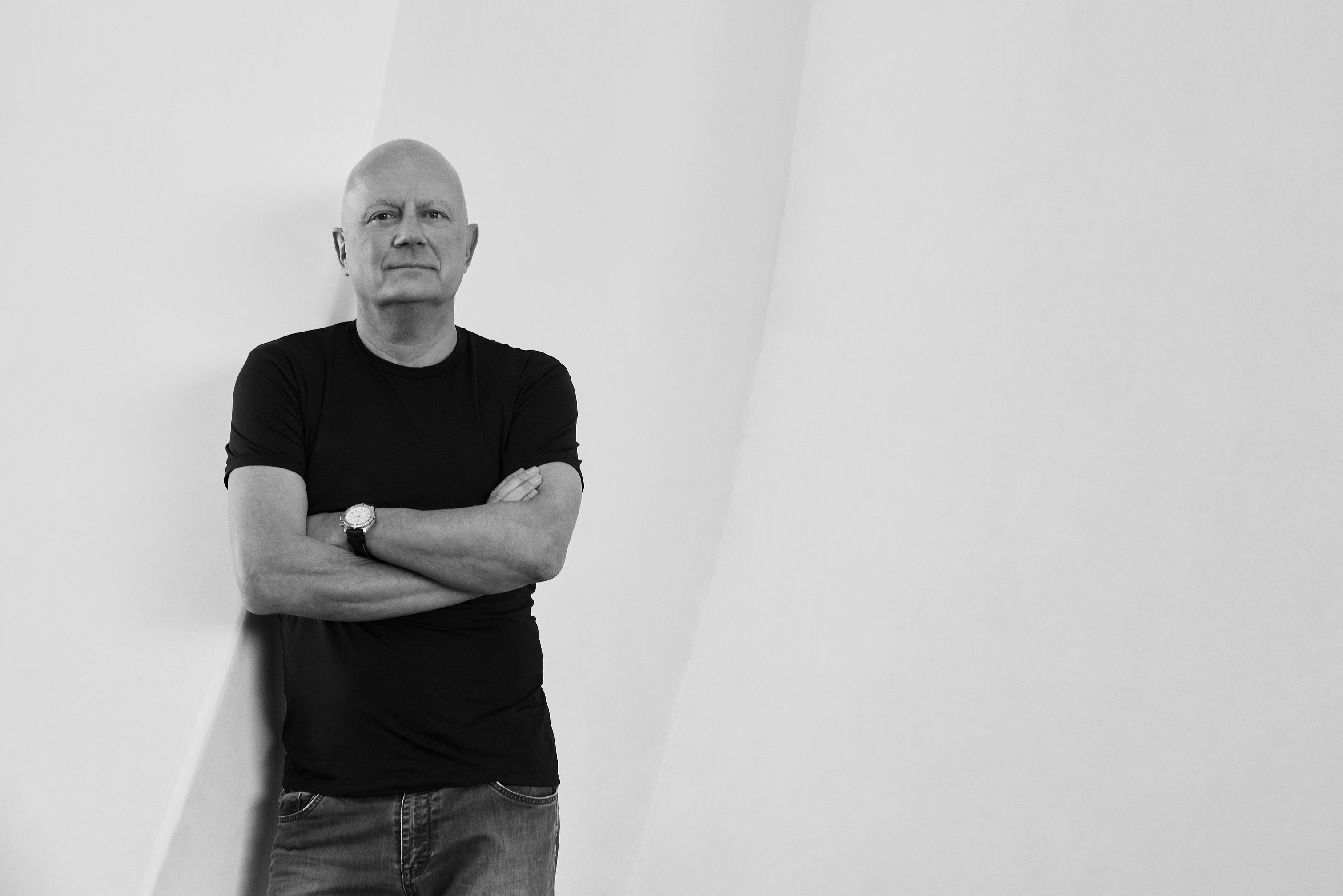 Le designer Morten Georgsen en noir et blanc