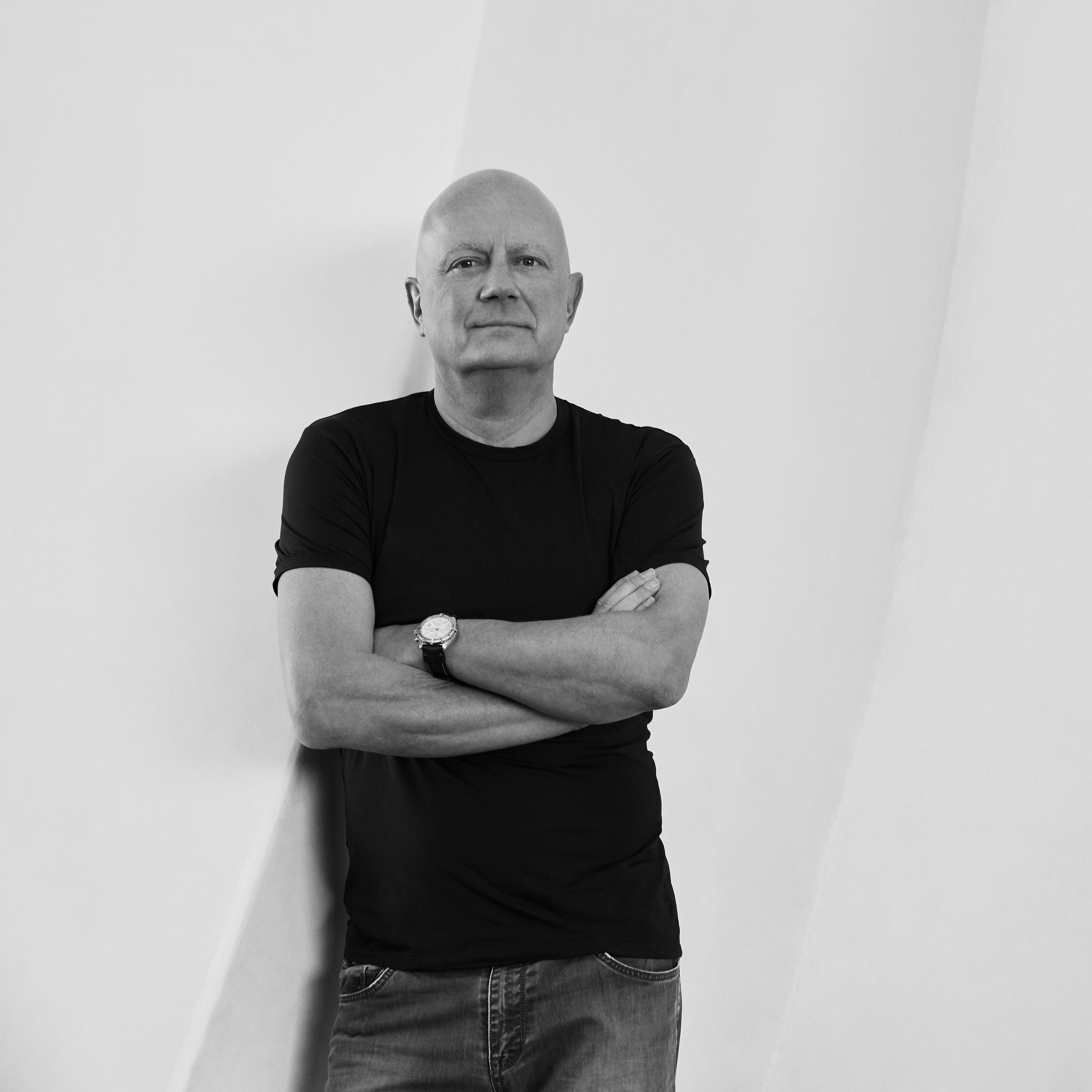 Le designer Morten Georgsen en noir et blanc