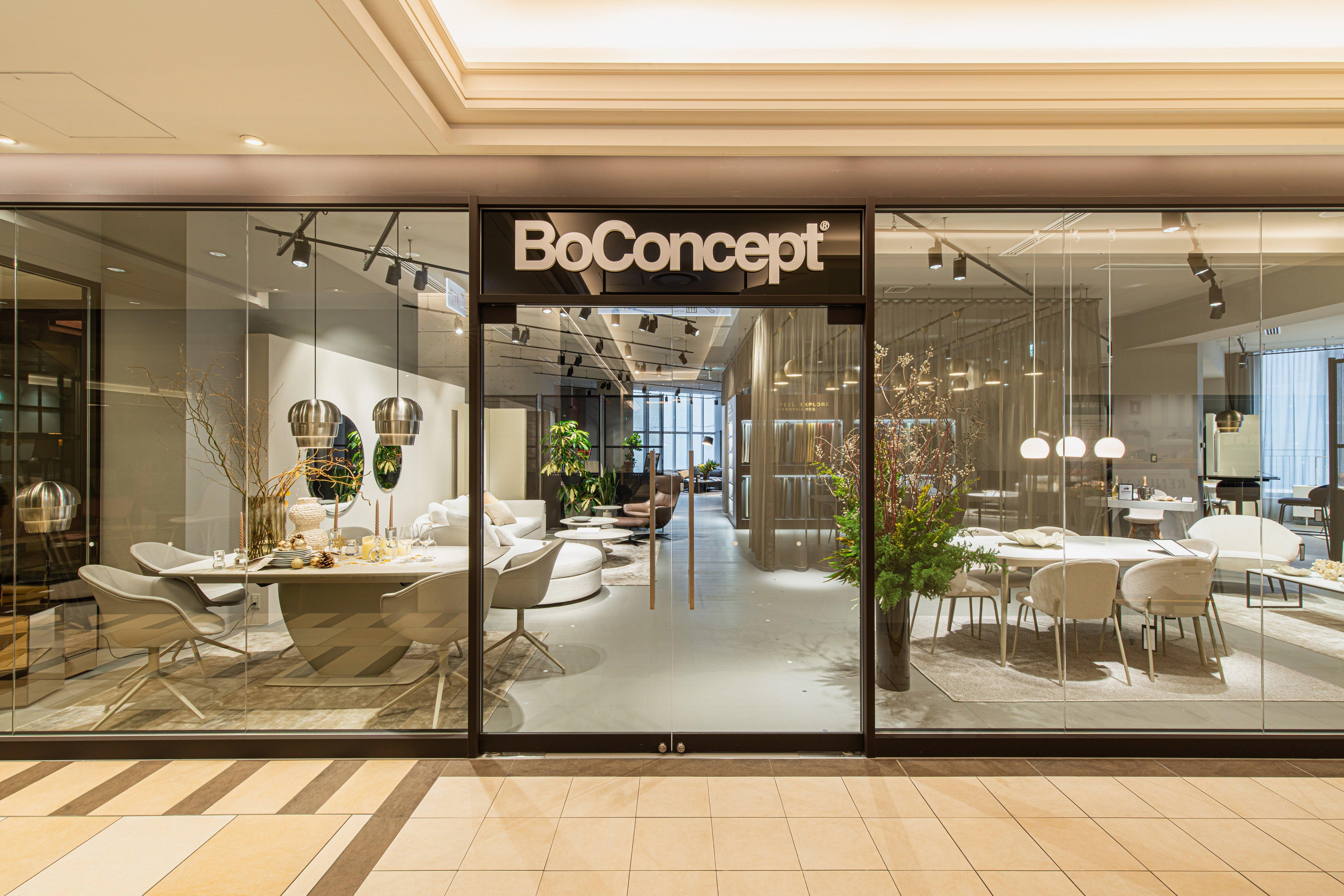 BoConceptのショールーム外観、ガラス越しにダイニングセットや照明が見える。