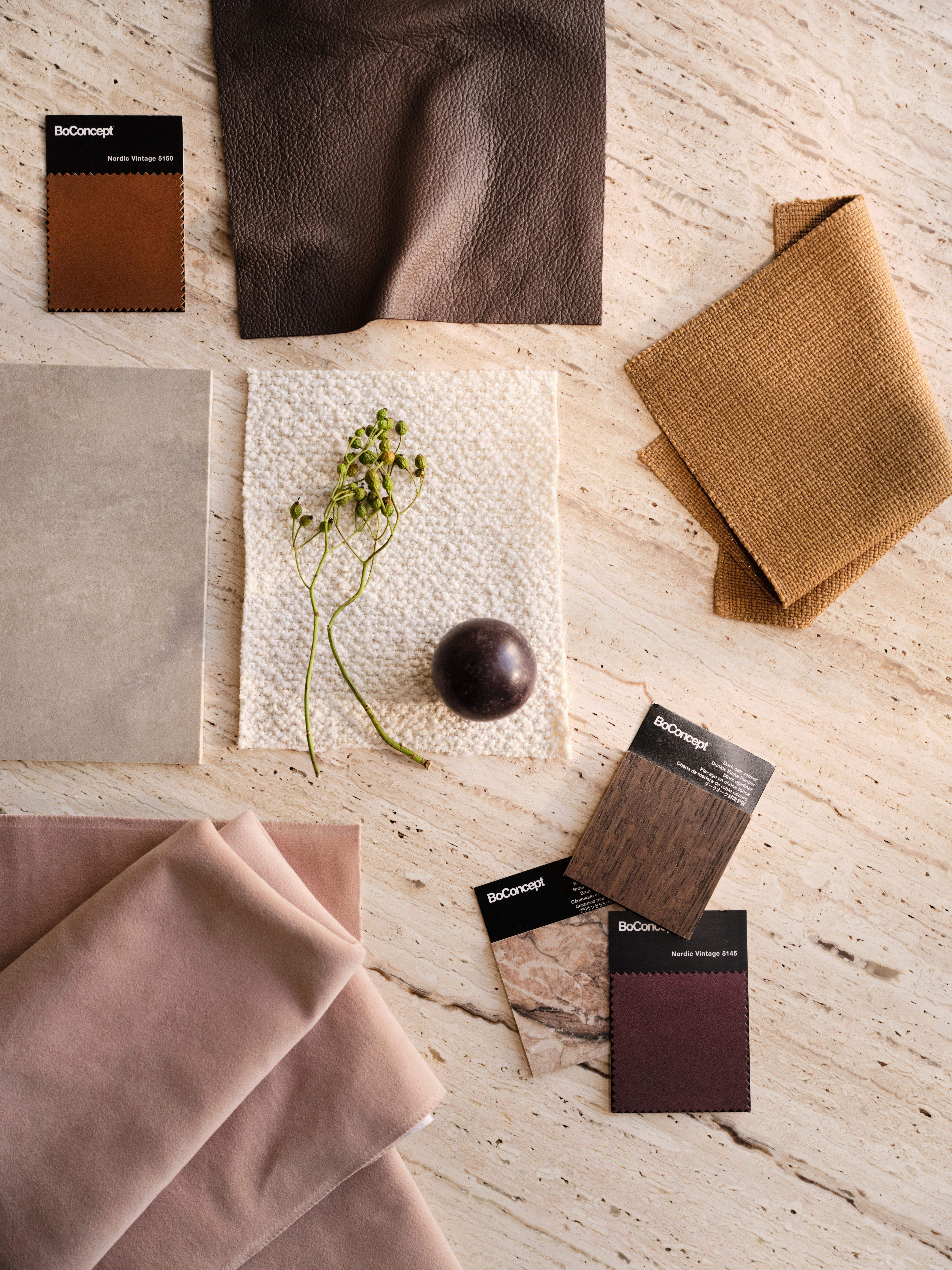 Nahaufnahme eines mehrlagigen Samtstoffs in Tiefblau, Beige, Mauve, Grau, Grün und Cremeweiss mit weicher Struktur und satten Tönen.