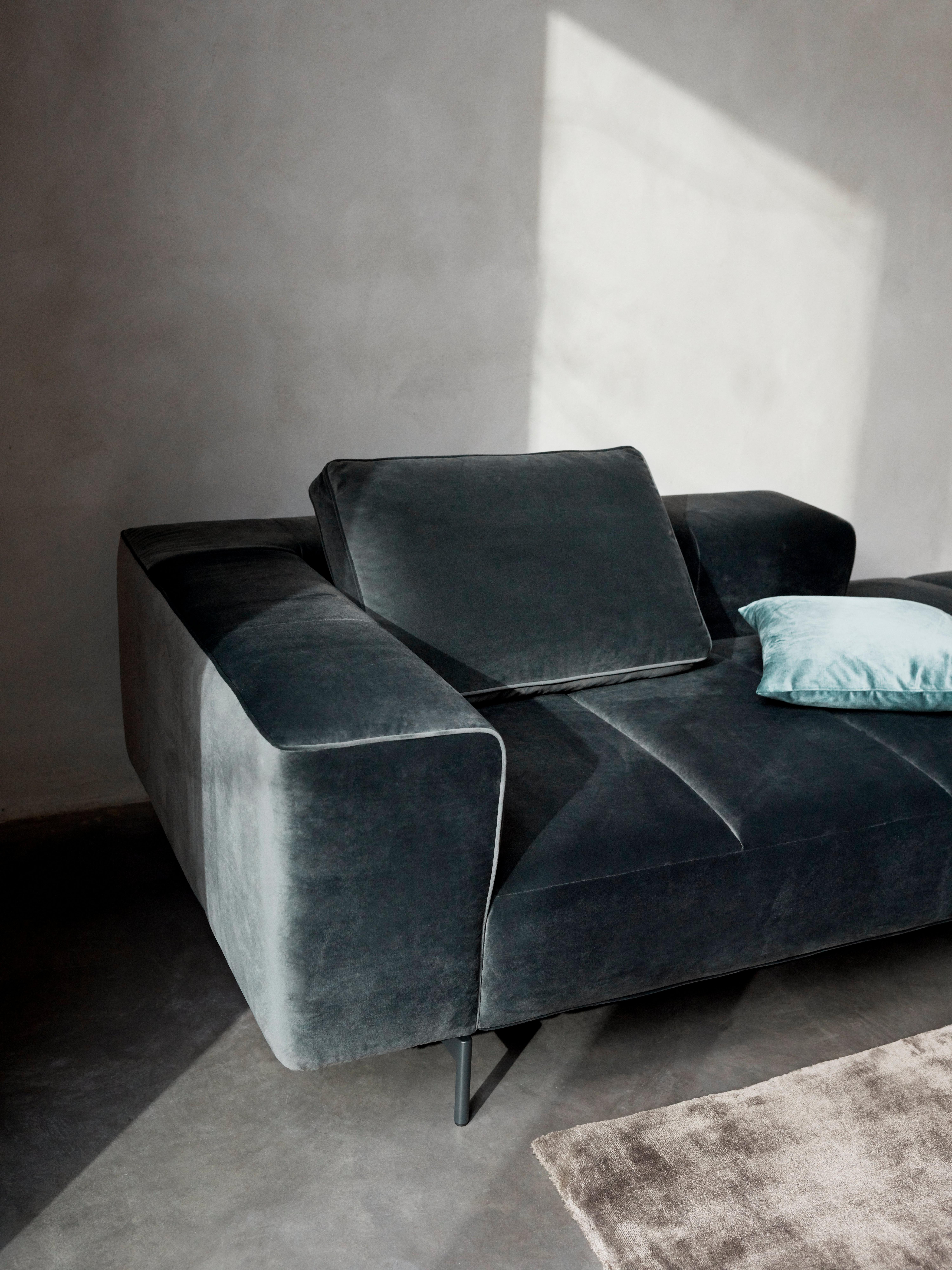 Sofá Amsterdam en un espacio grisáceo.