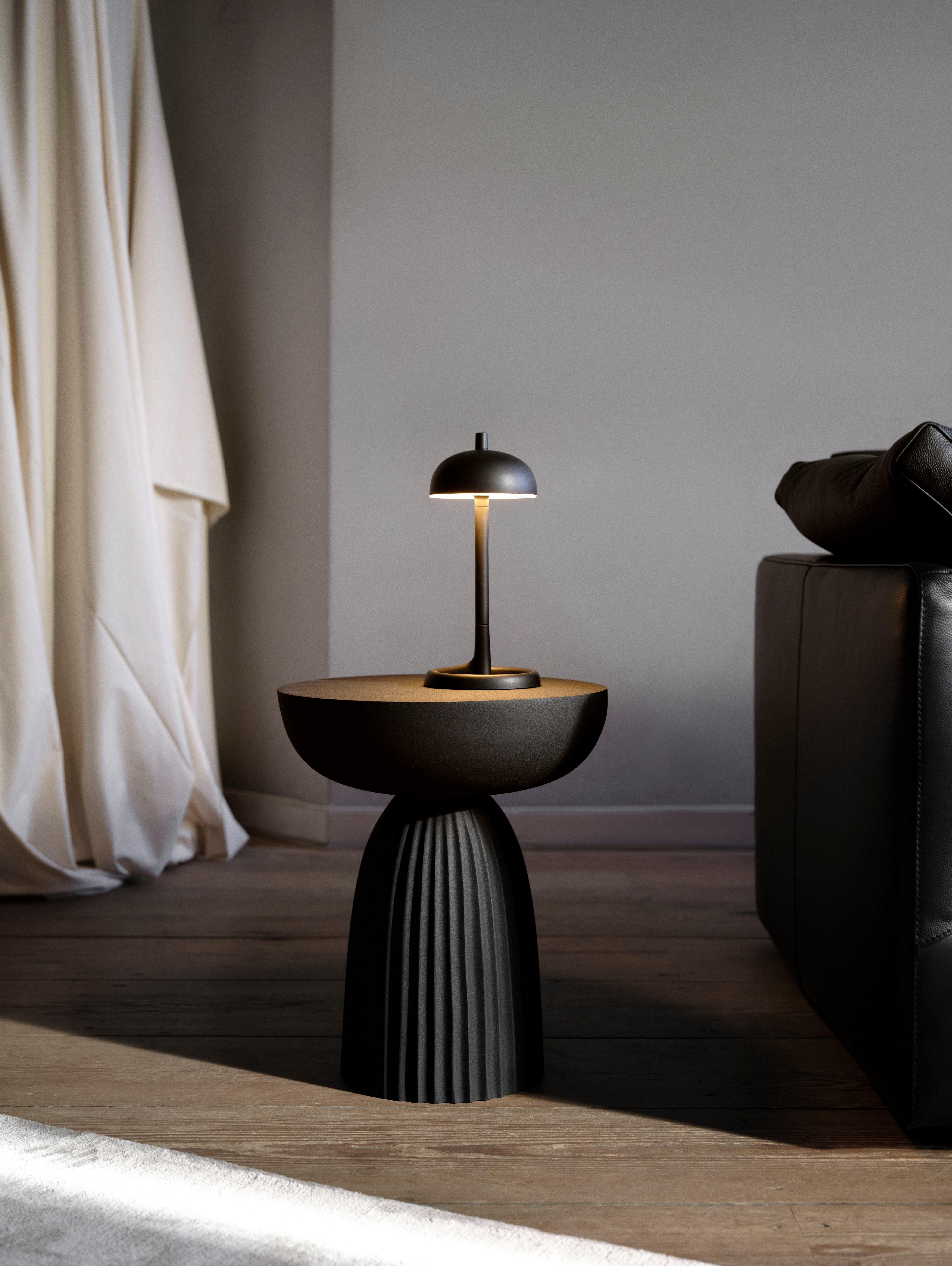 The Paris table lamp in matt black placed on the Expose side table in black.