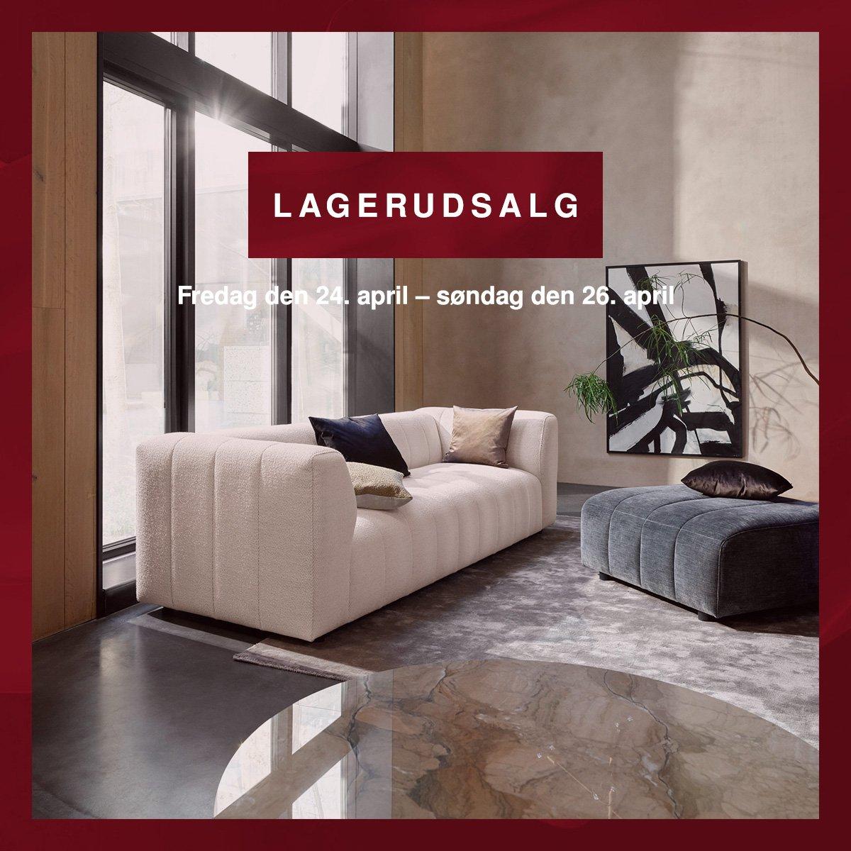 Annonce med tekst “LAGERUDSALG” over stue med sofa og puf.