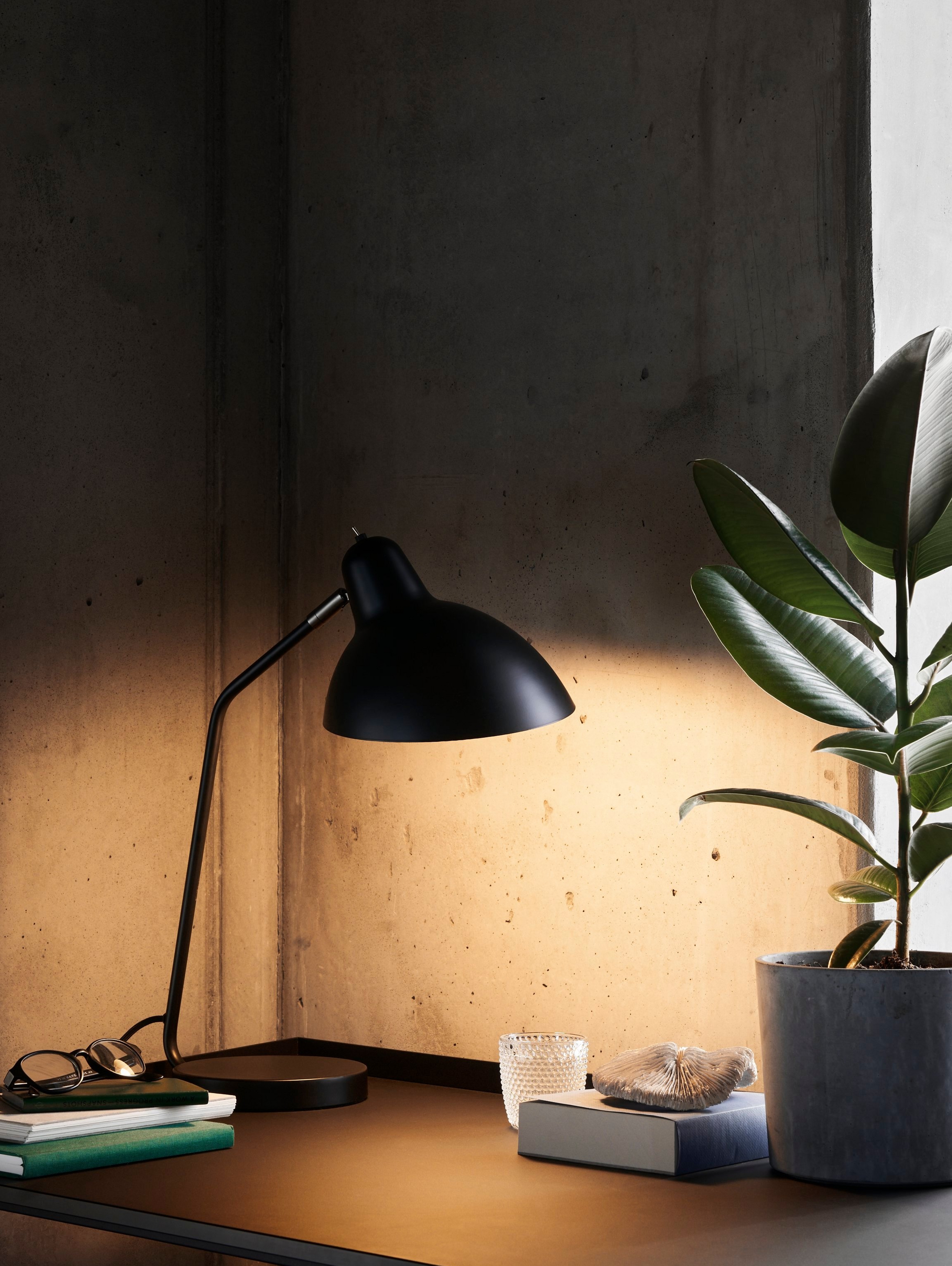 Cosy office corner with the Demand table lamp.