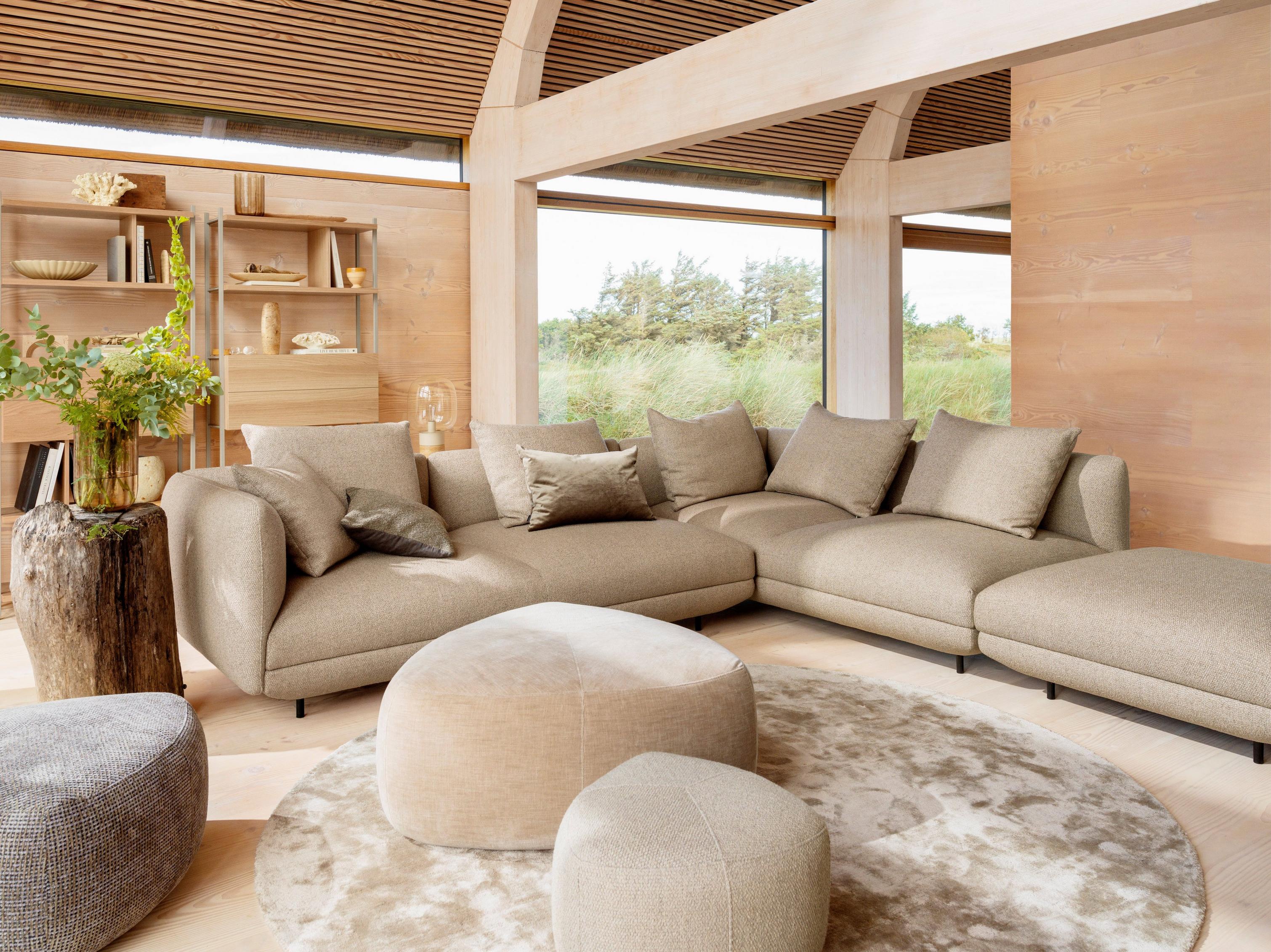 Теплая уютная гостиная с диваном Salamanca с обивкой из ткани Lazio коричневого цвета.