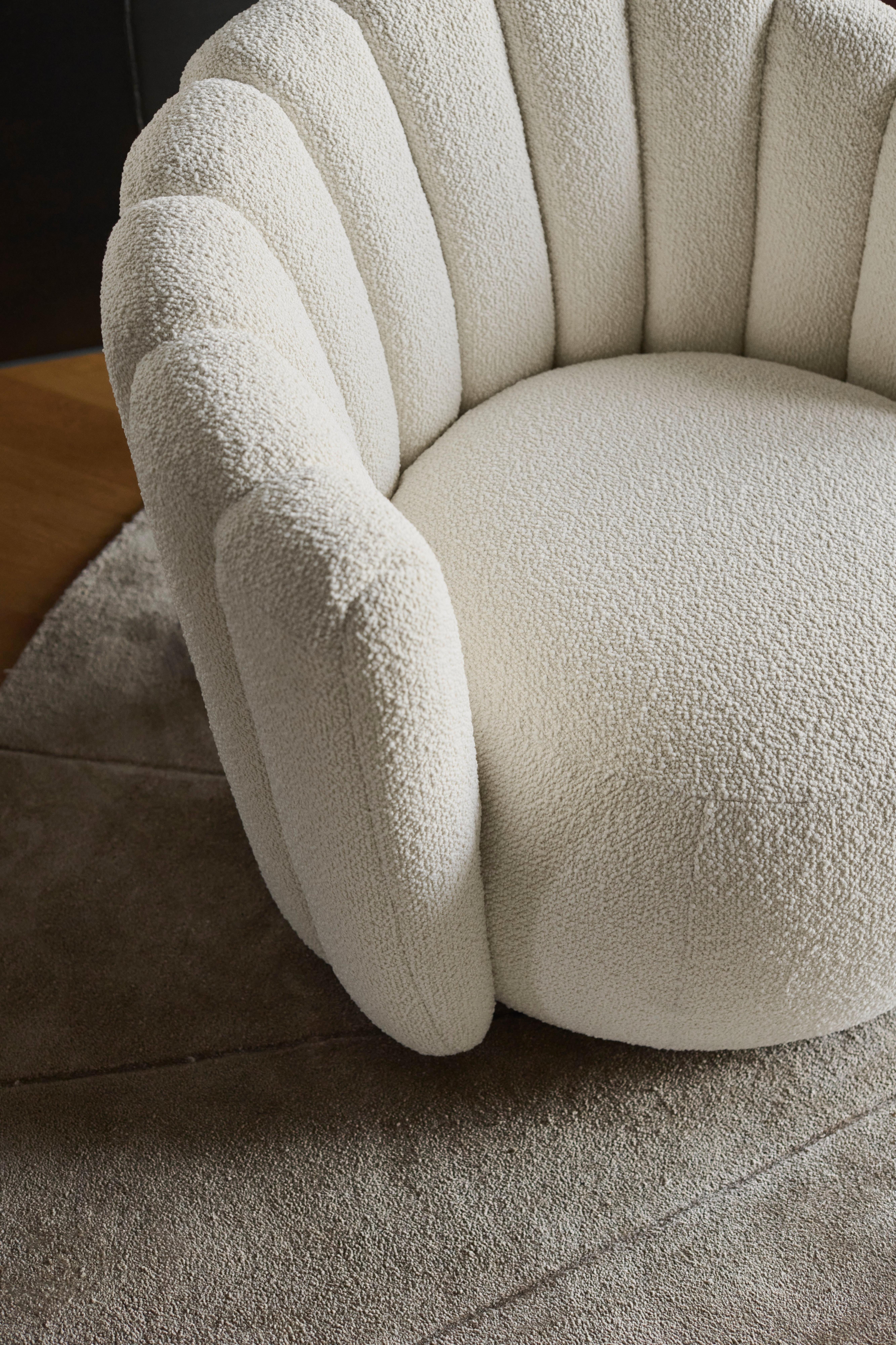 Image of BoConcept Sweet Art chair with swivel base, White Rimini fabric, on Sweet Art rug in olive/grey