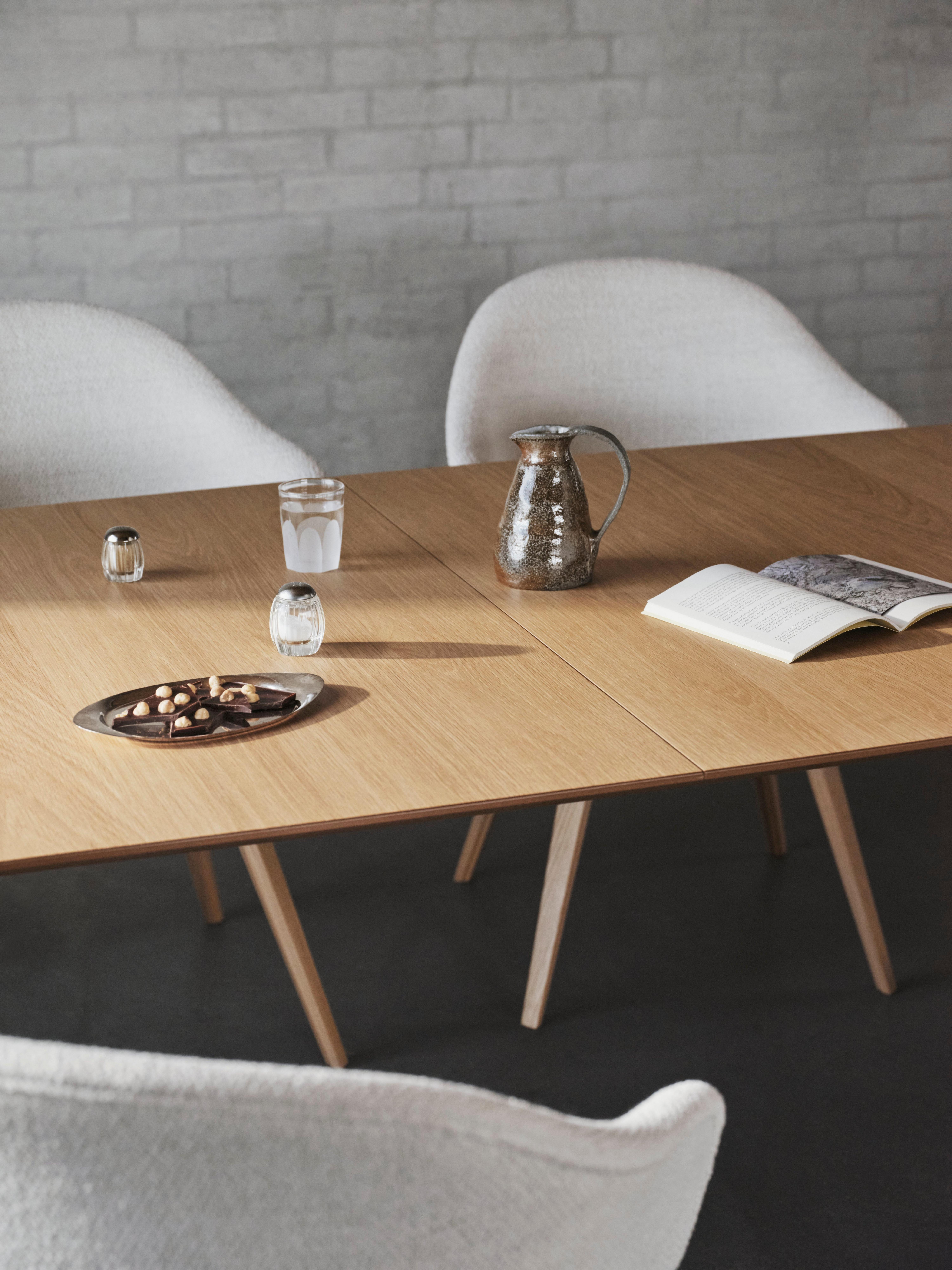 De Fiorentina eetkamertafel gestyled met de Hamilton eetkamerstoel.