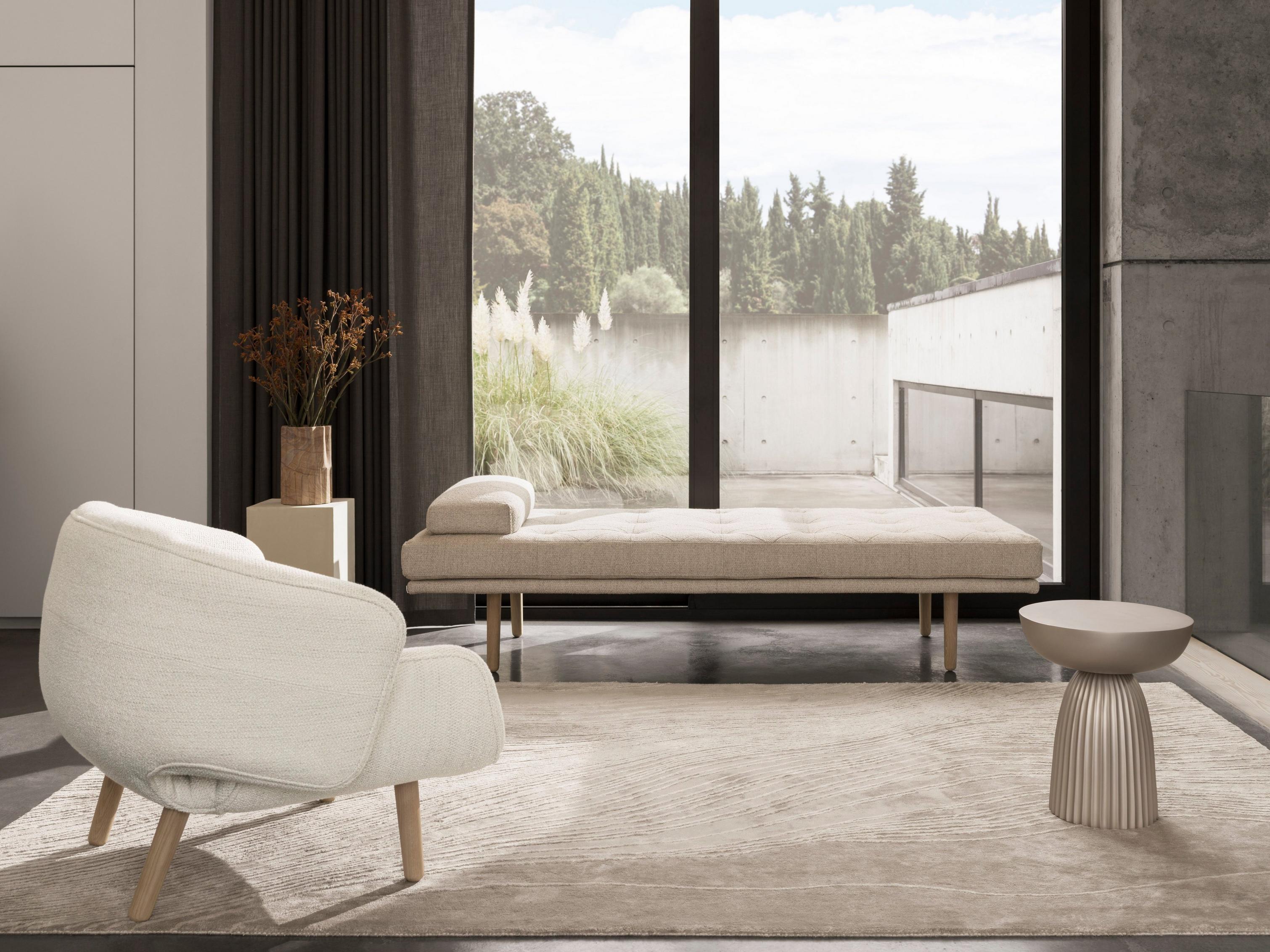 Espace de vie minimaliste avec le lit de jour fusion en tissu Lazio beige.