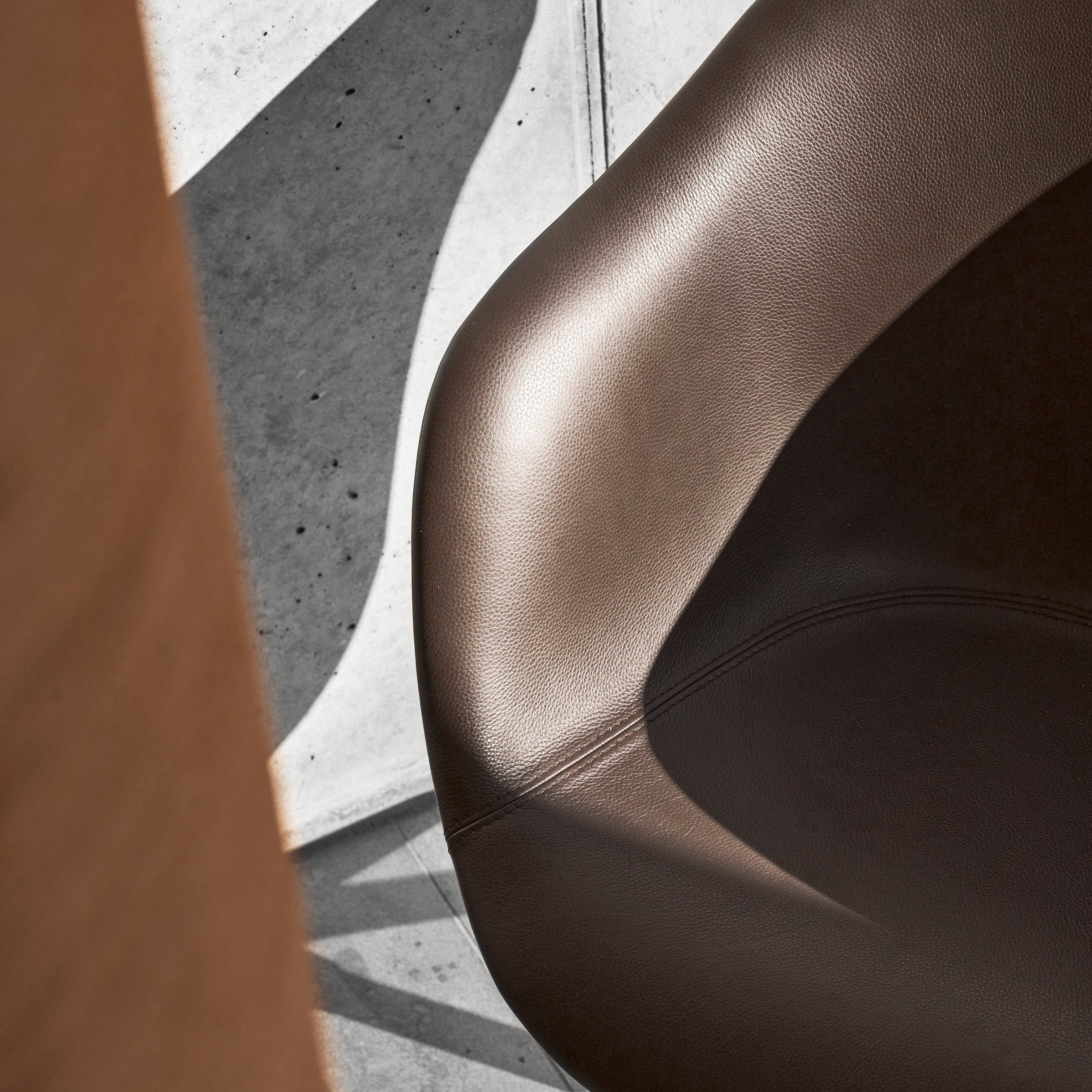 Καρέκλα γραφείου Adelaide από δέρμα Estoril στο χρώμα του καπνού