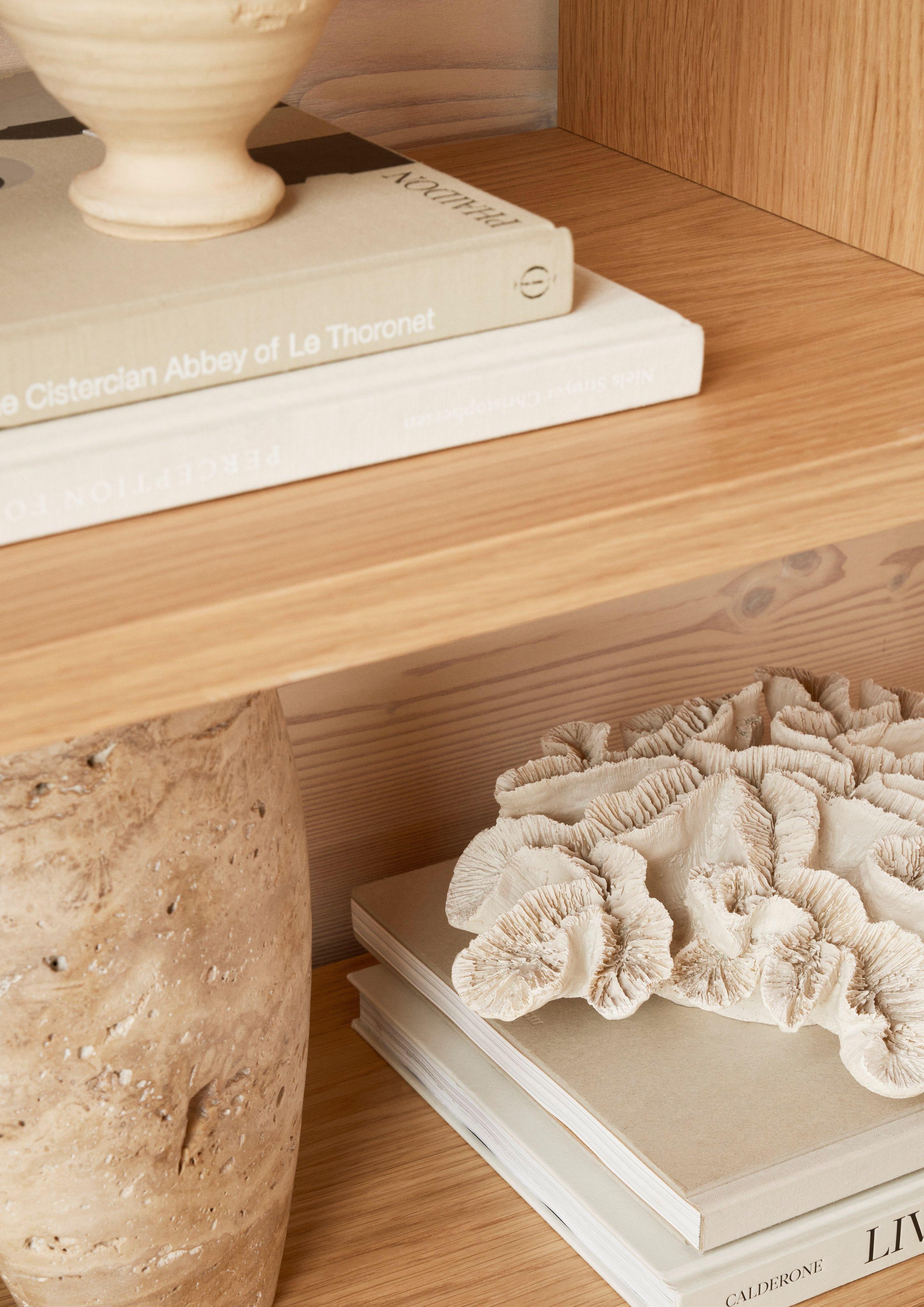 Primer plano de los accesorios en el sistema de almacenamiento Calgary en roble natural.