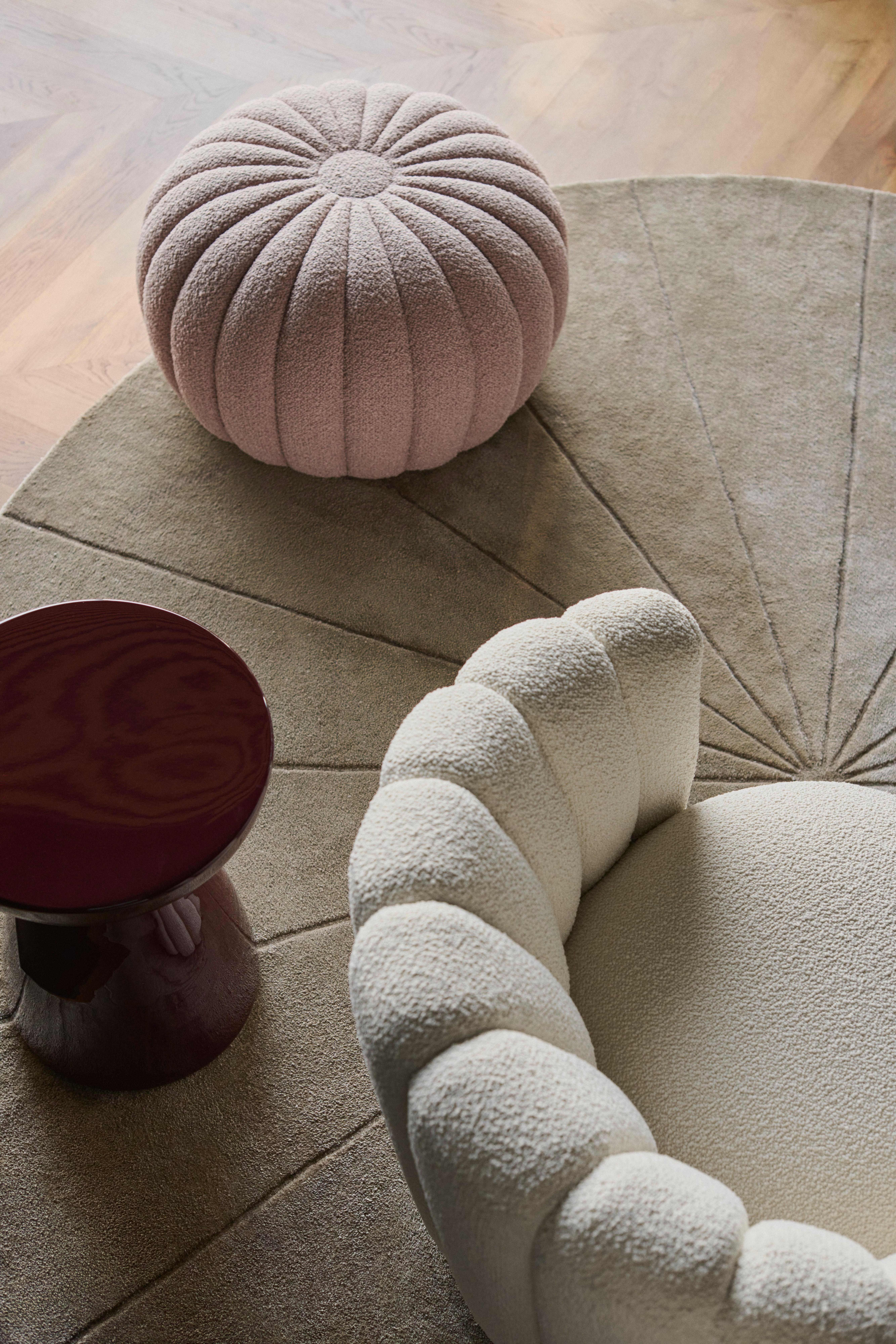 Image de la chaise Sweet Art BoConcept avec piètement pivotant en tissu Rimini banc, pouf Sweet Art en tissu Rimini rose poudré, tapis Sweet Art olive/gris