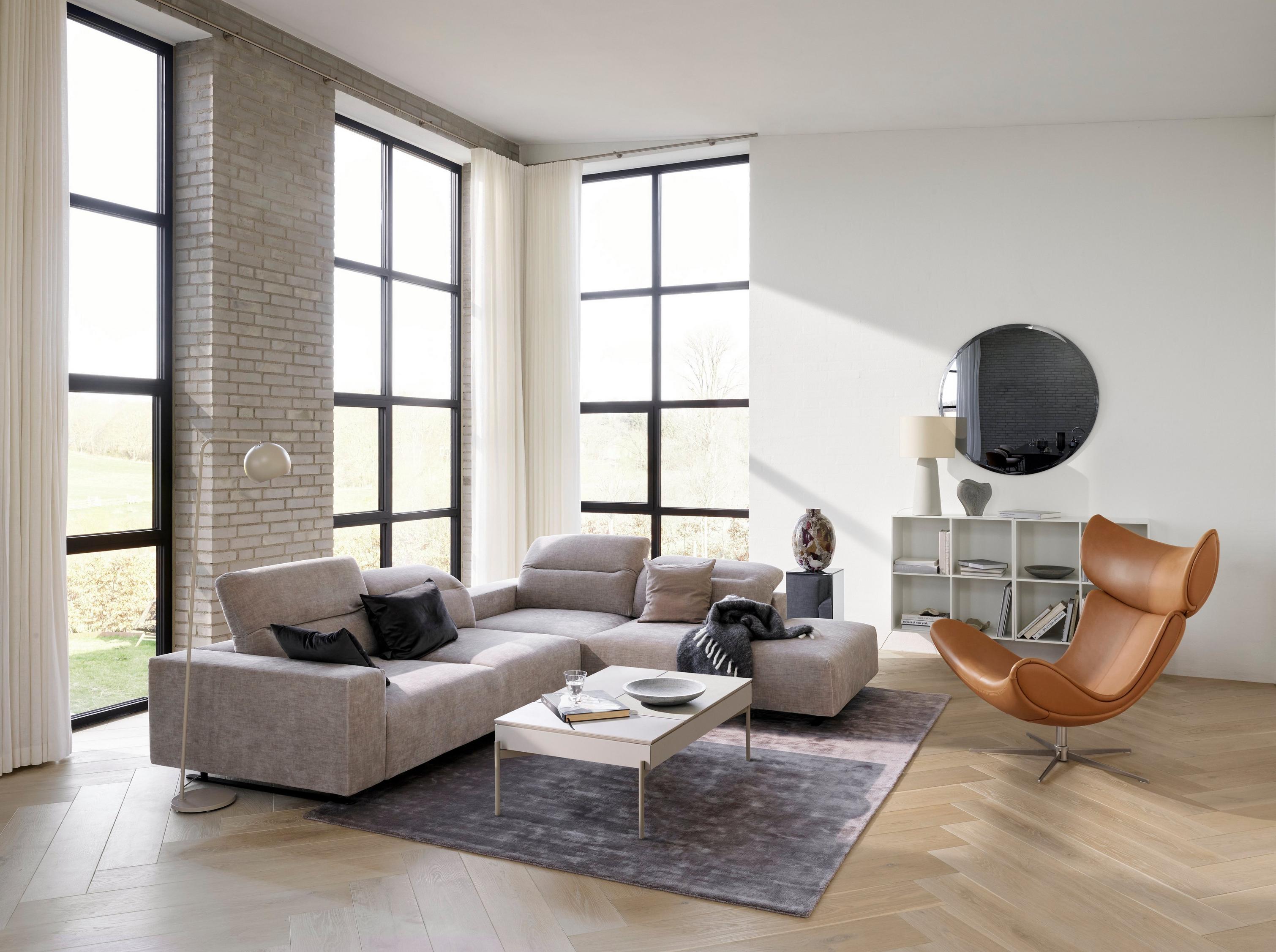 Hampton Sofa und Imola Sessel in einem gemütlichen Wohnzimmer.