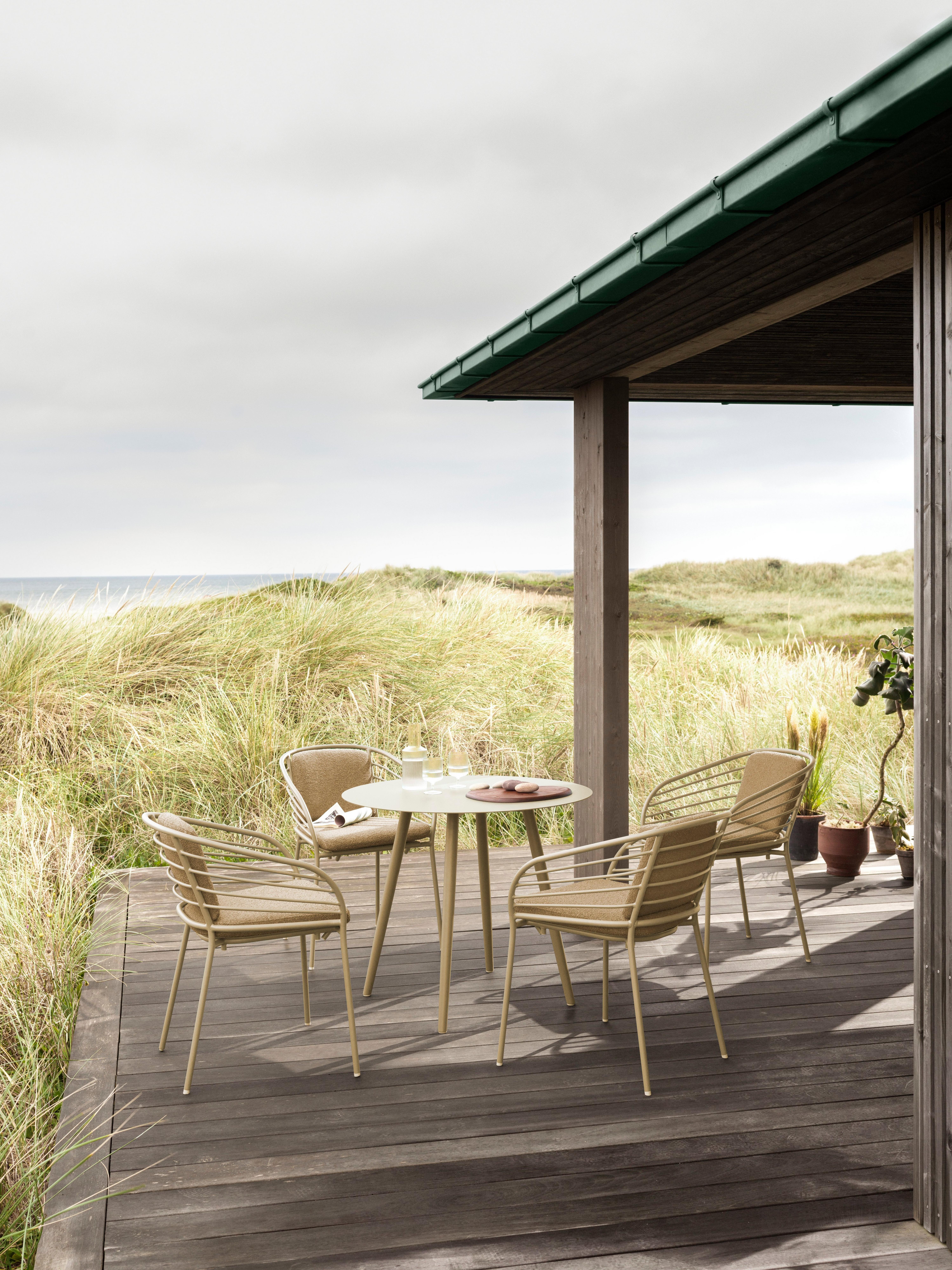 Elegant outdoor entertainment area featuring the Cancún Café table and dining chairs in ash grey