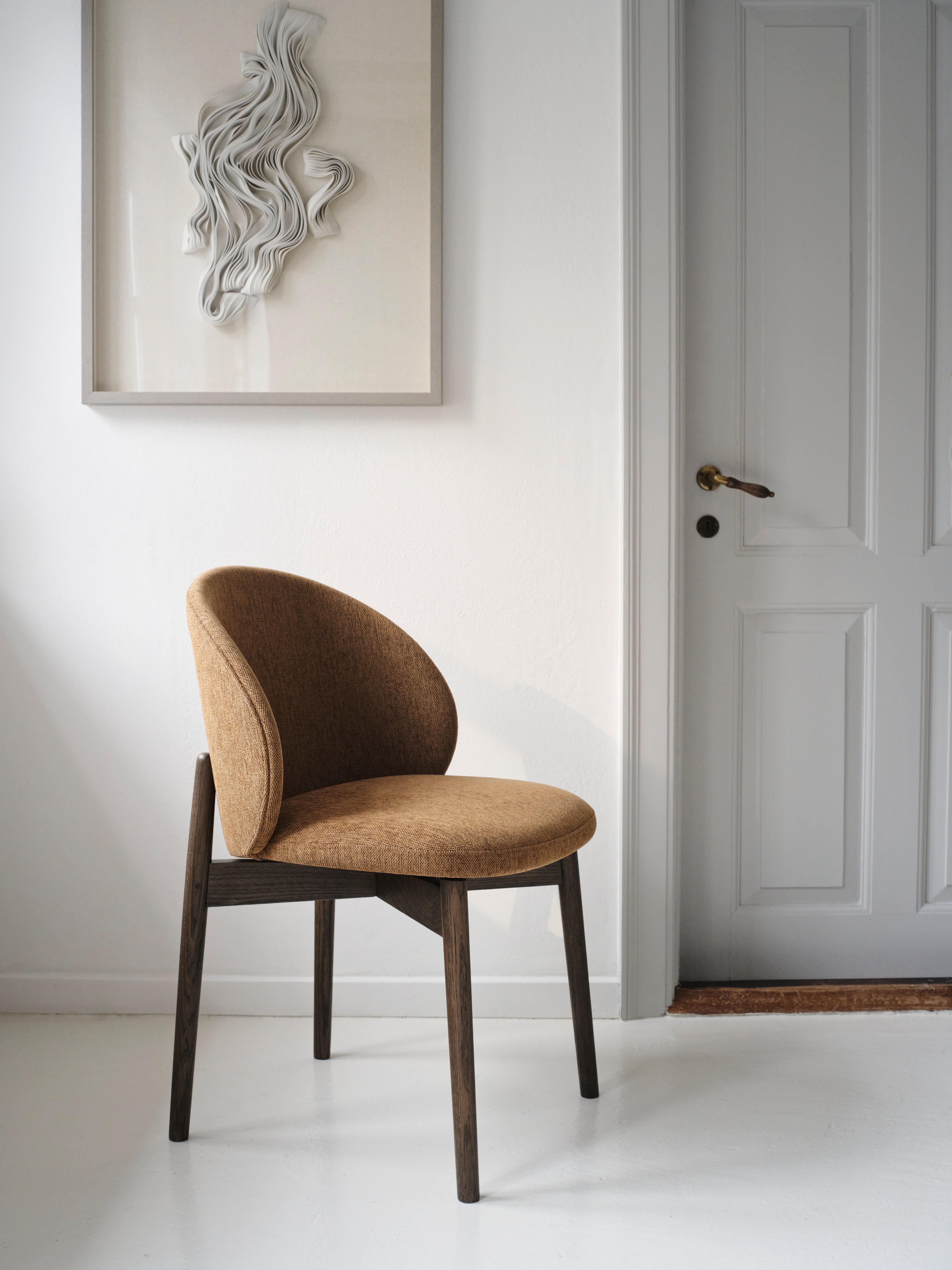 Seoul dining chair in white Lazio fabric, beside a Santiago extendable dining table in natural oak veneer.