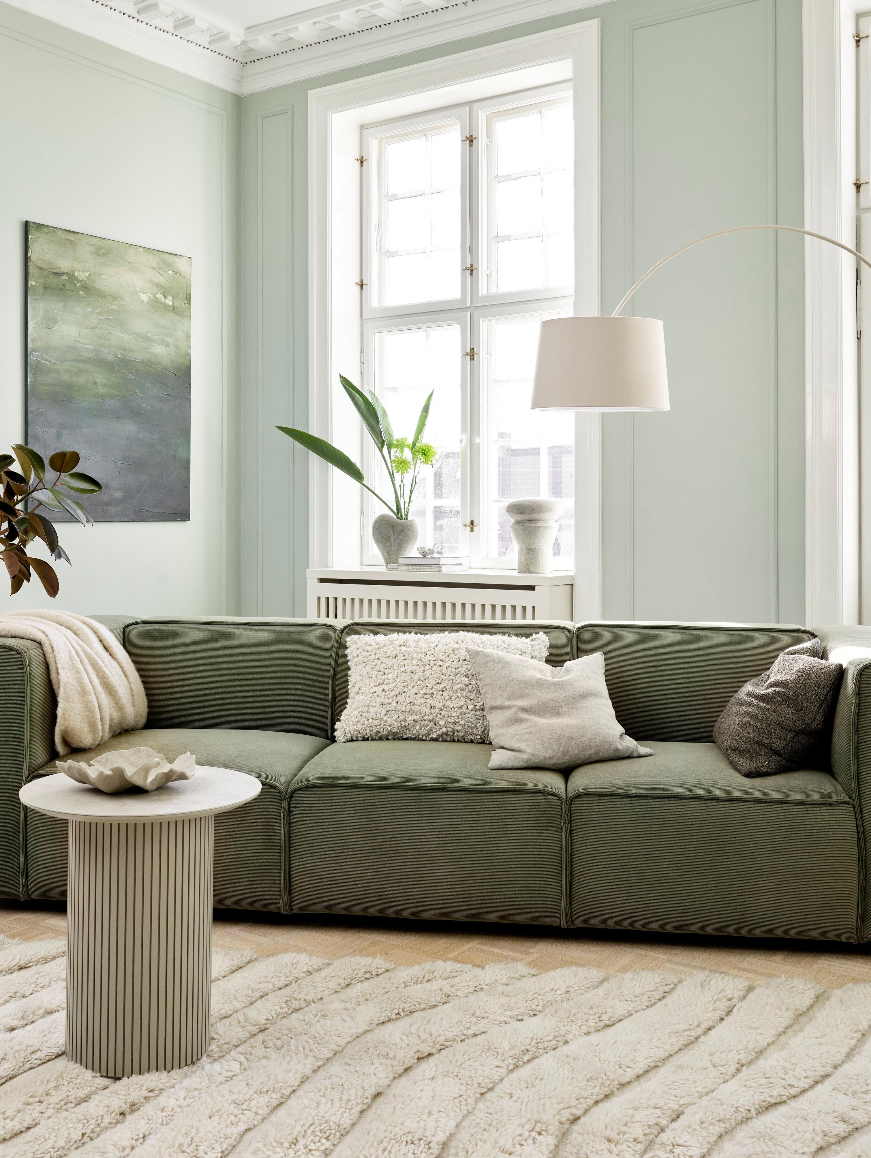 Entspanntes Wohnzimmer mit dem Carmo Sofa und dem Santiago Beistelltisch.