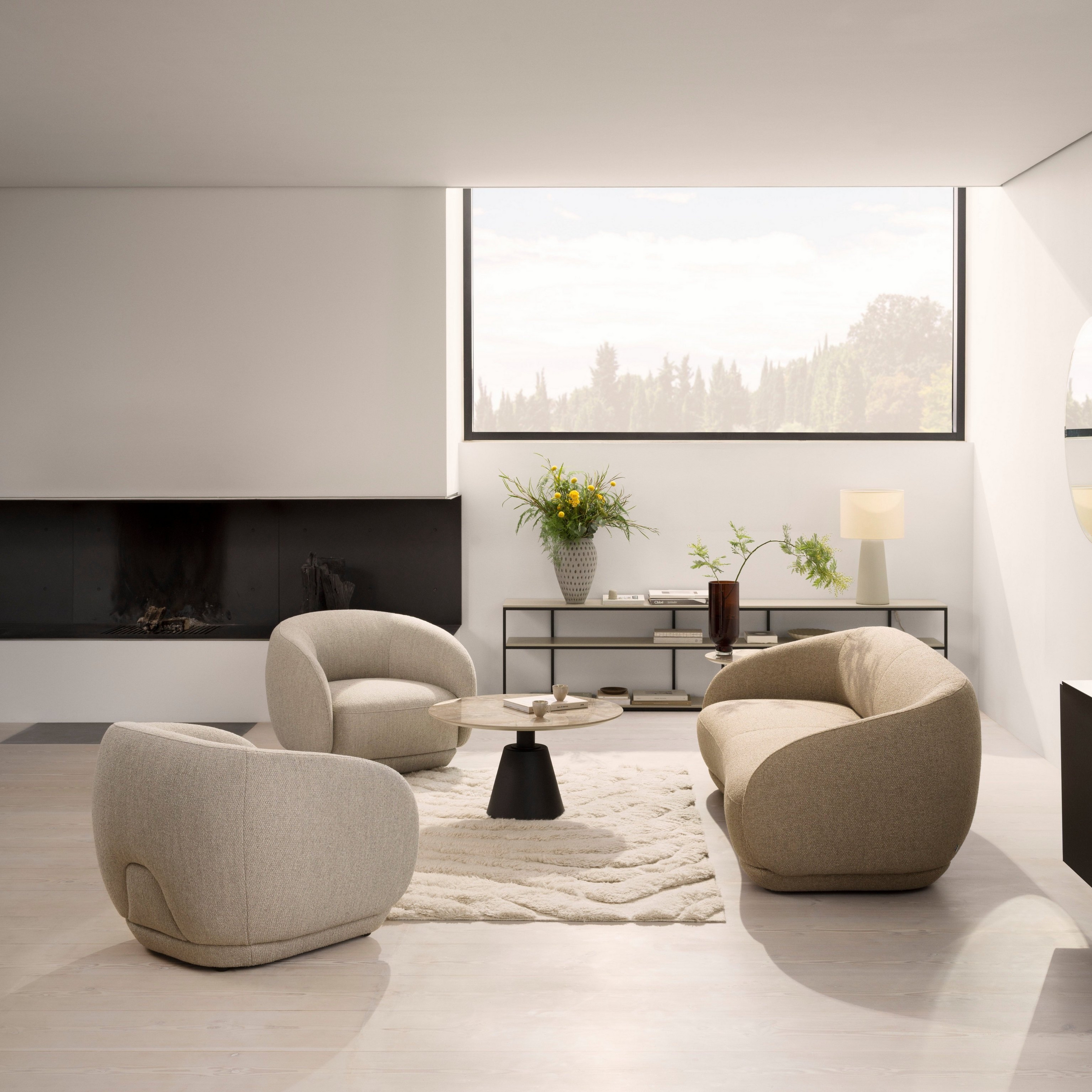 Moderni mutta viihtyisä olohuone, jossa on Bolzano-sohva ja Bolzano-nojatuoli.