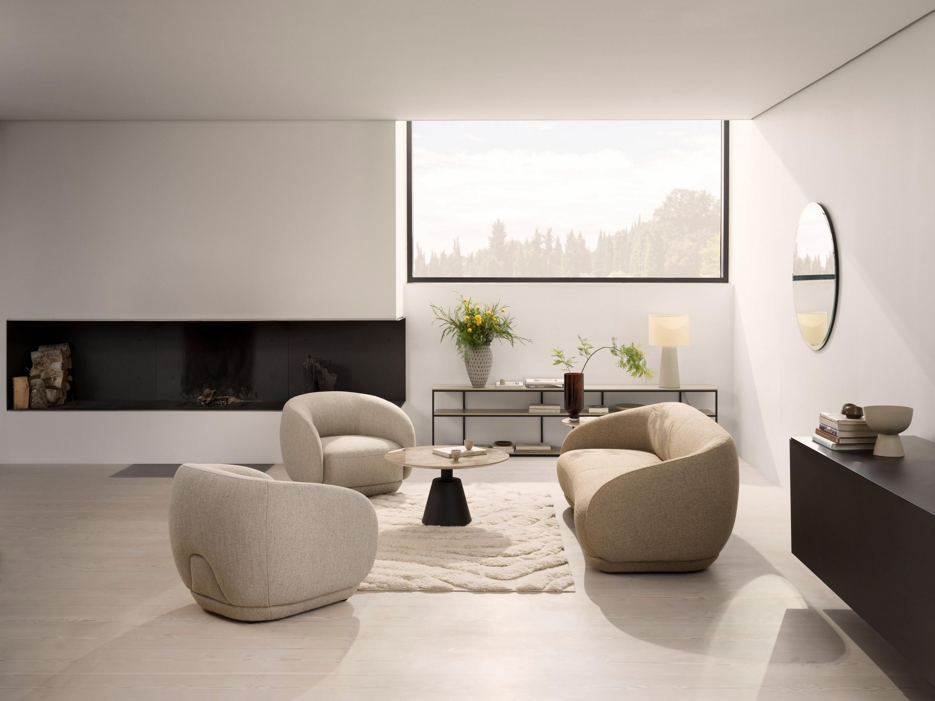 Salon contemporain avec le canapé Bolzano en tissu Lazio marron.