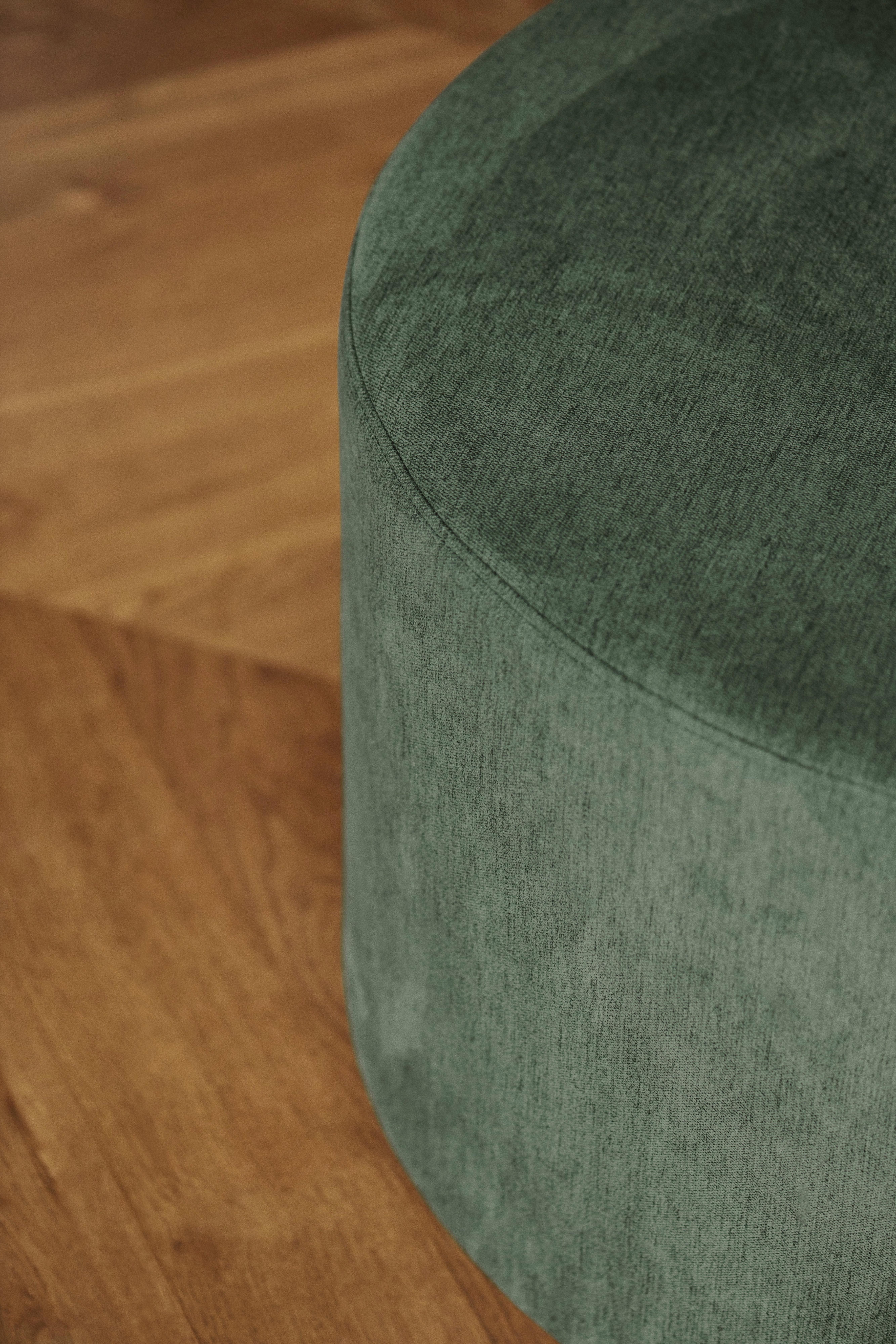 Kuva vihreällä Capri-kankaalla verhoillusta BoConceptin Eden-rahista