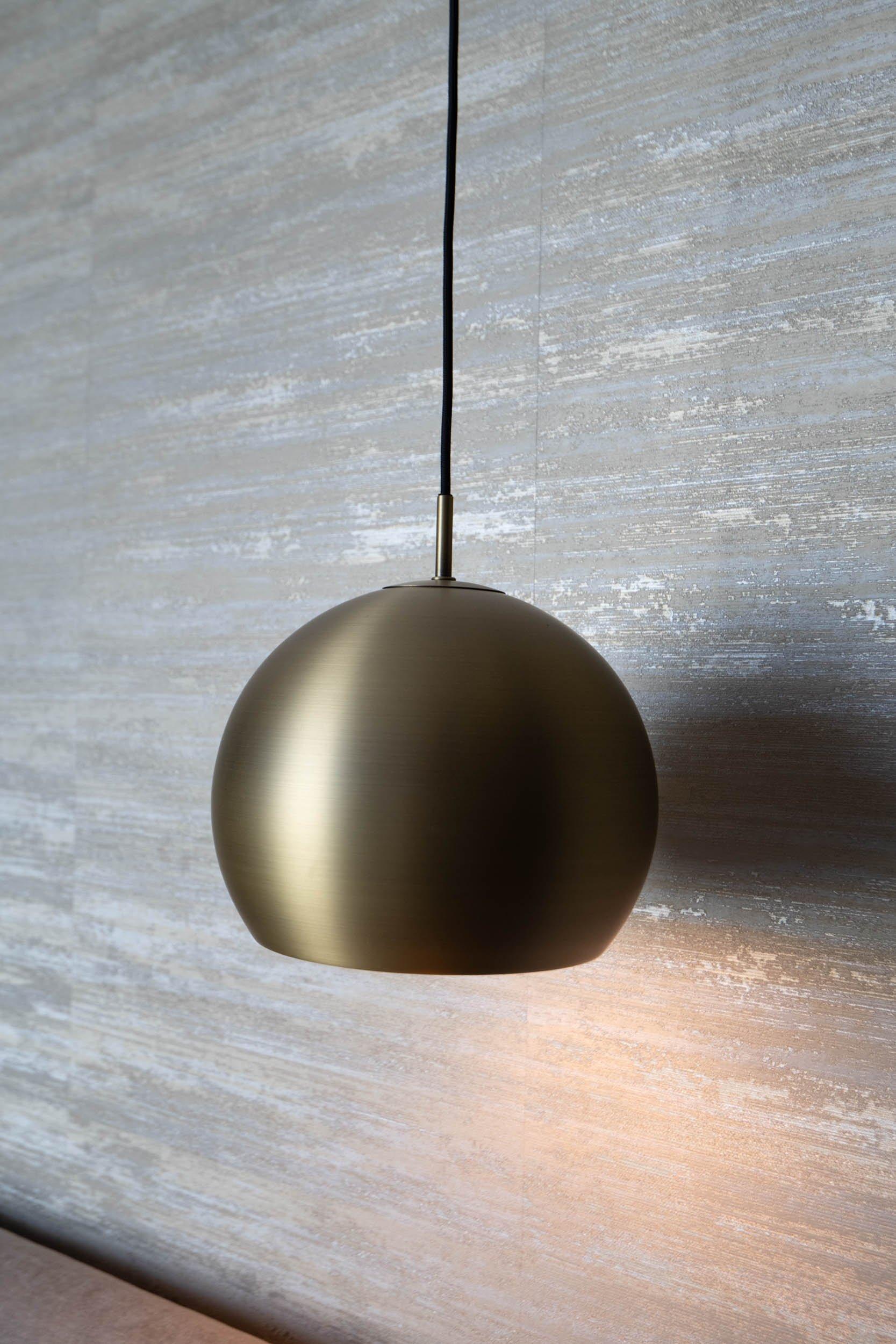 Suspension demi-sphère en métal brossé, suspendue par un câble noir et allumée.