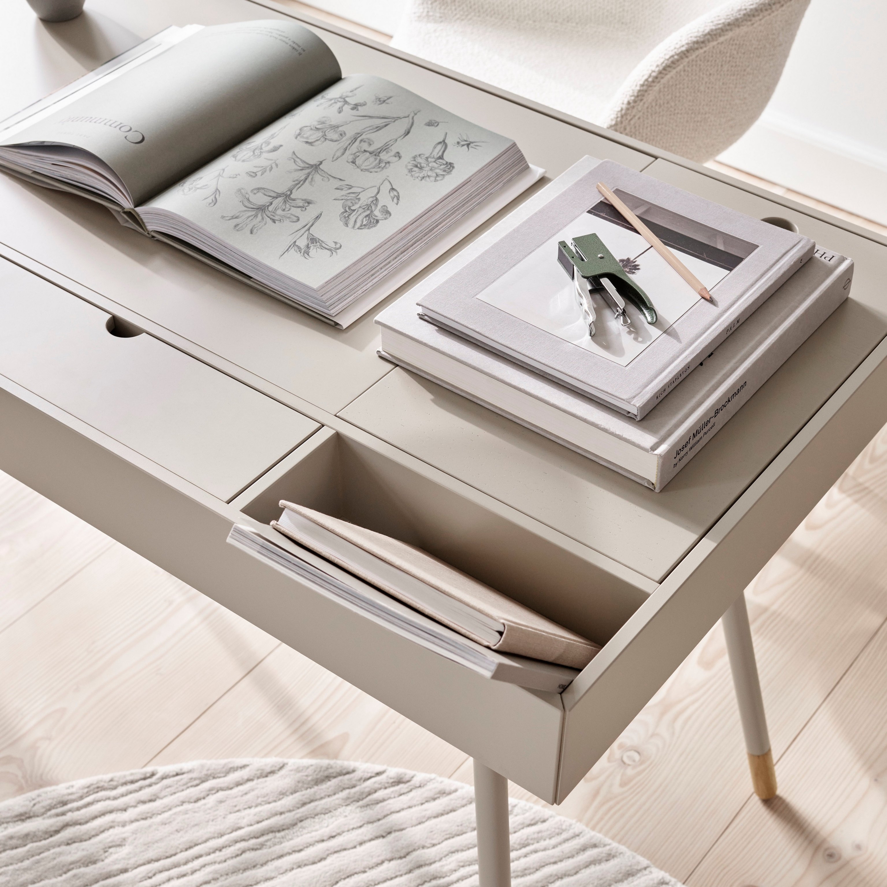 Der Cupertino Schreibtisch wunderschön kombiniert mit dem Strukturteppich in passenden Farben