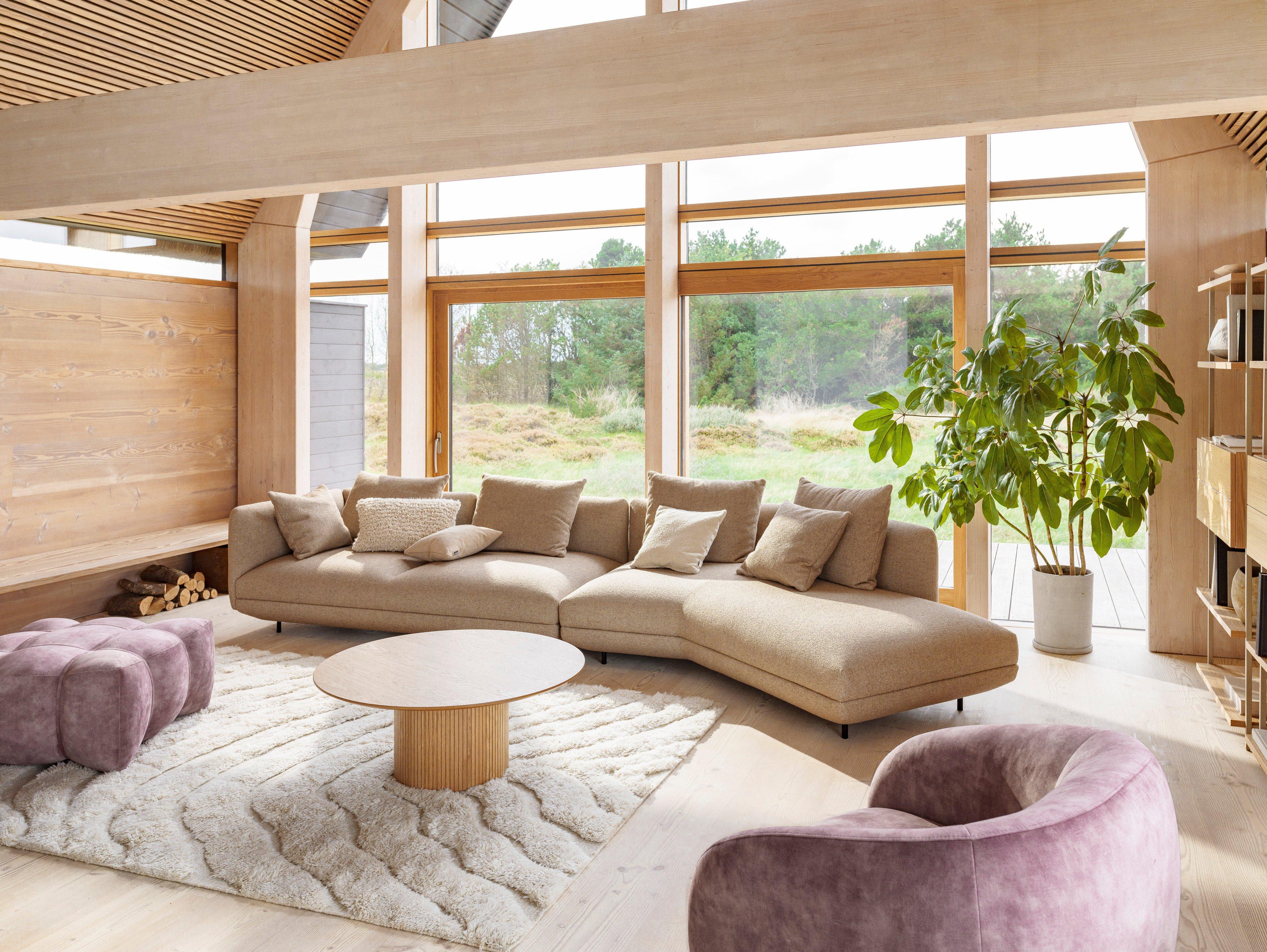 El sofá Salamanca en un agradable espacio abierto y soleado.