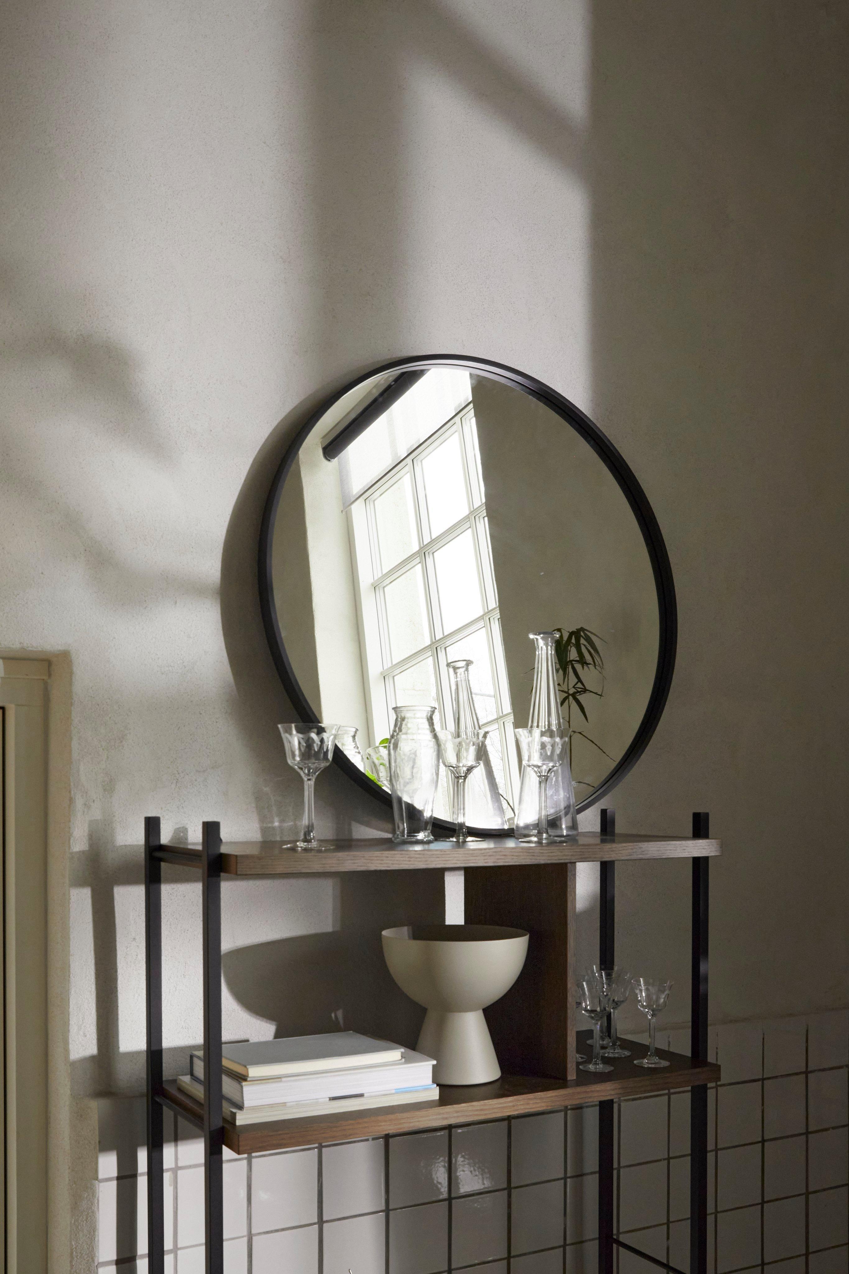 Calgary Aufbewahrungsmodul mit Arbeitsstation in dunkler Eiche Furnier, Toronto Spiegel und Luna Vase aus warmgrauem Metall, möbliert mit Glasgegenständen und Büchern.