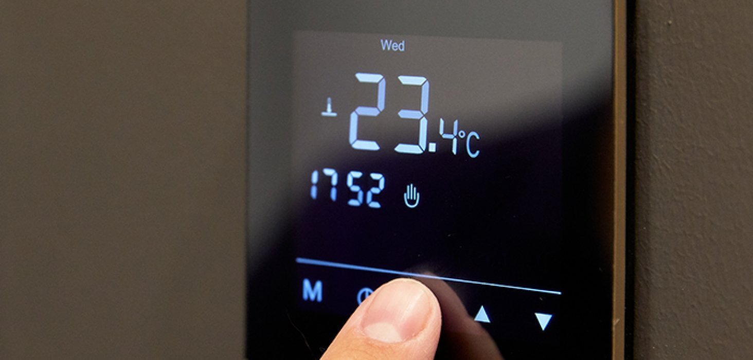 Digital termostat för golvvärme med temperaturinställning.