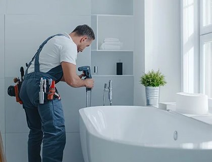 En hantverkare renoverar ett badrum