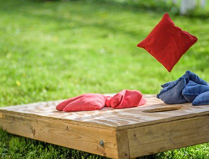 en hembyggt corn hole-spel