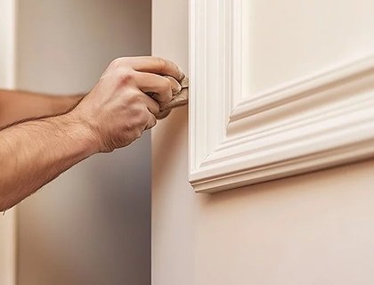 en person sätter upp en list