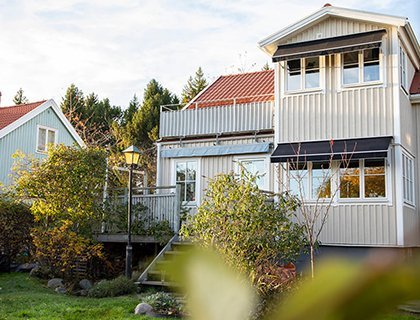 Ett hus med flera markiser över sina fönster